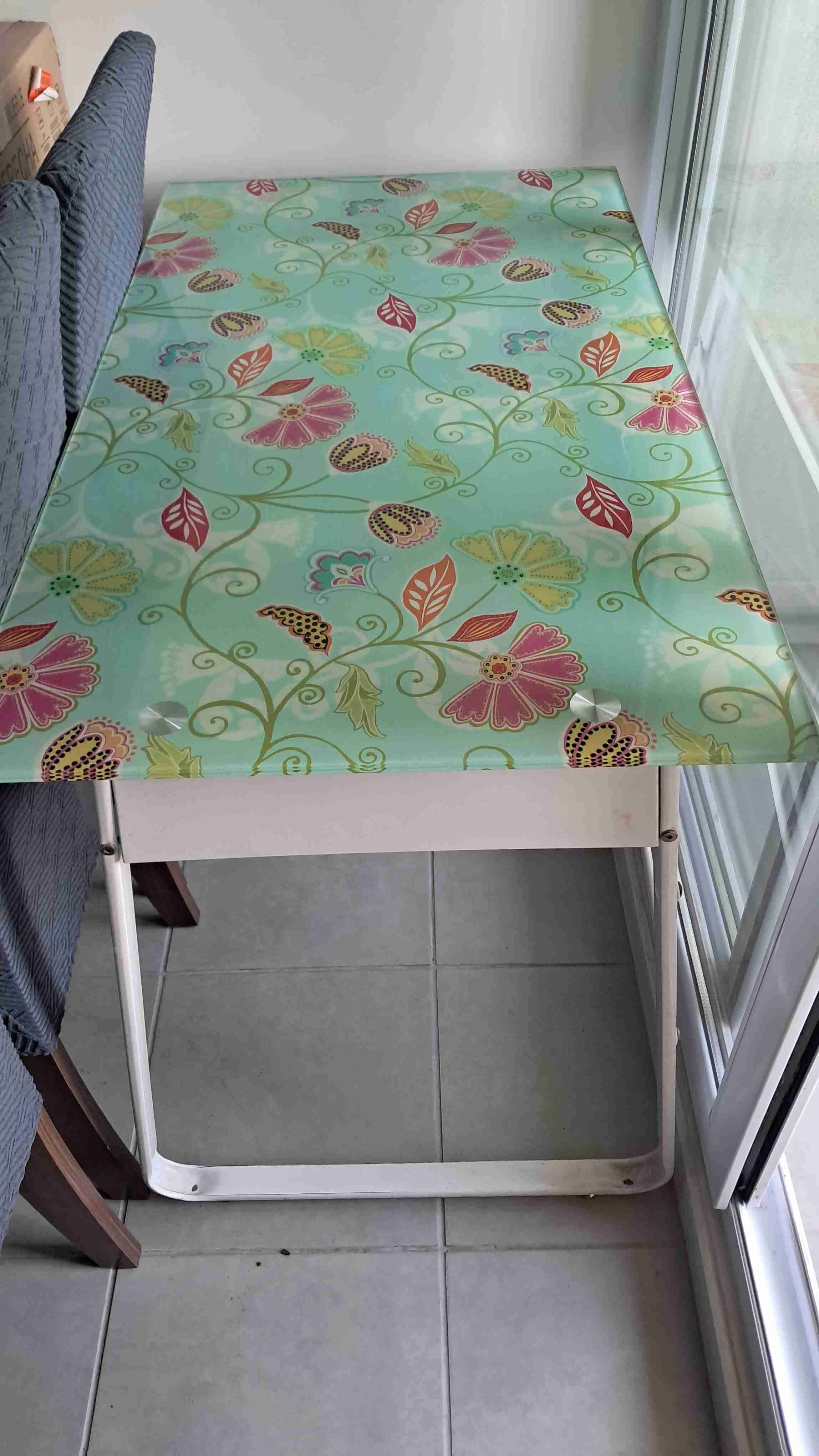 Escritorio con diseño floral