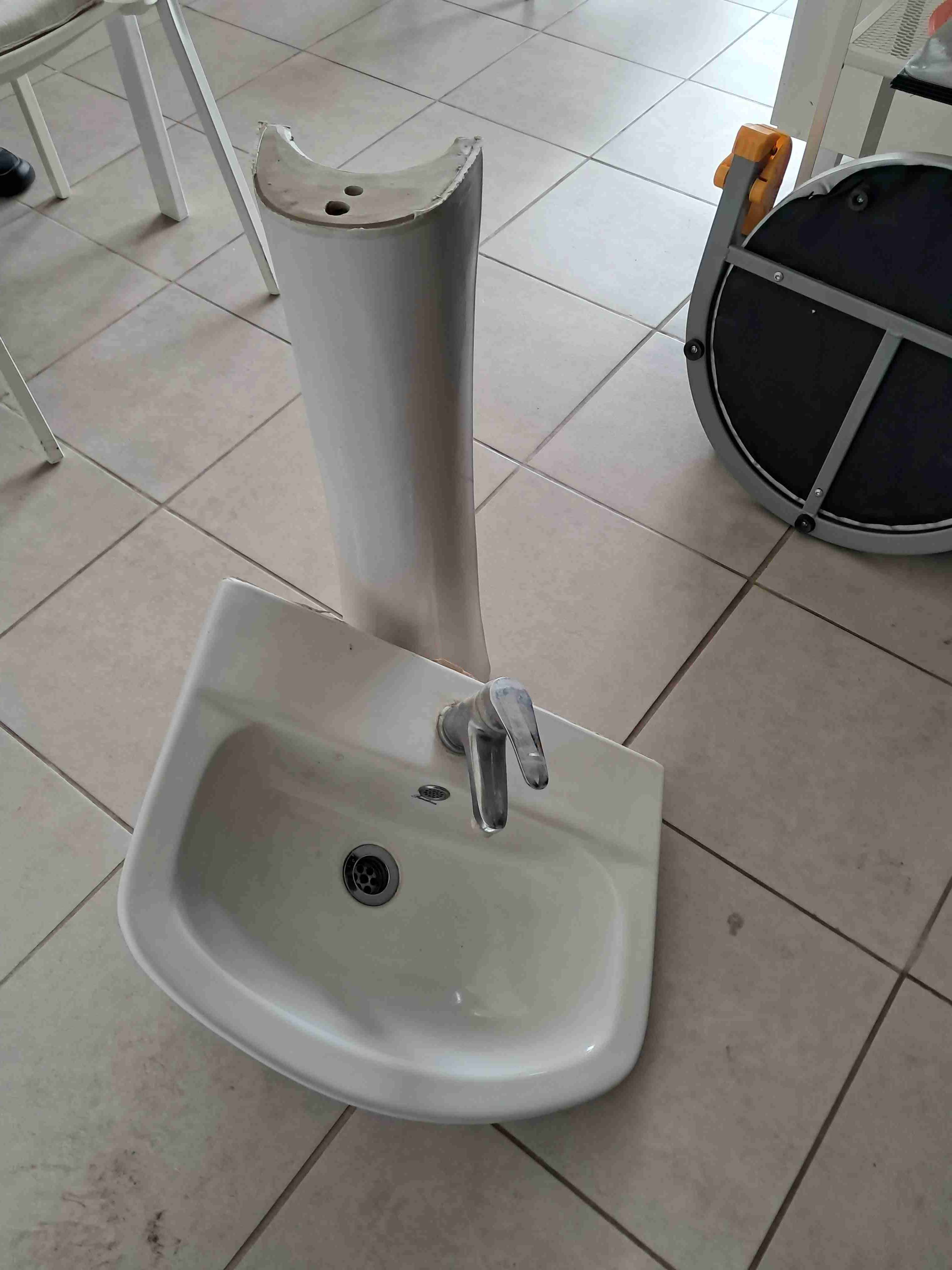 Lavamanos con pedestal blanco