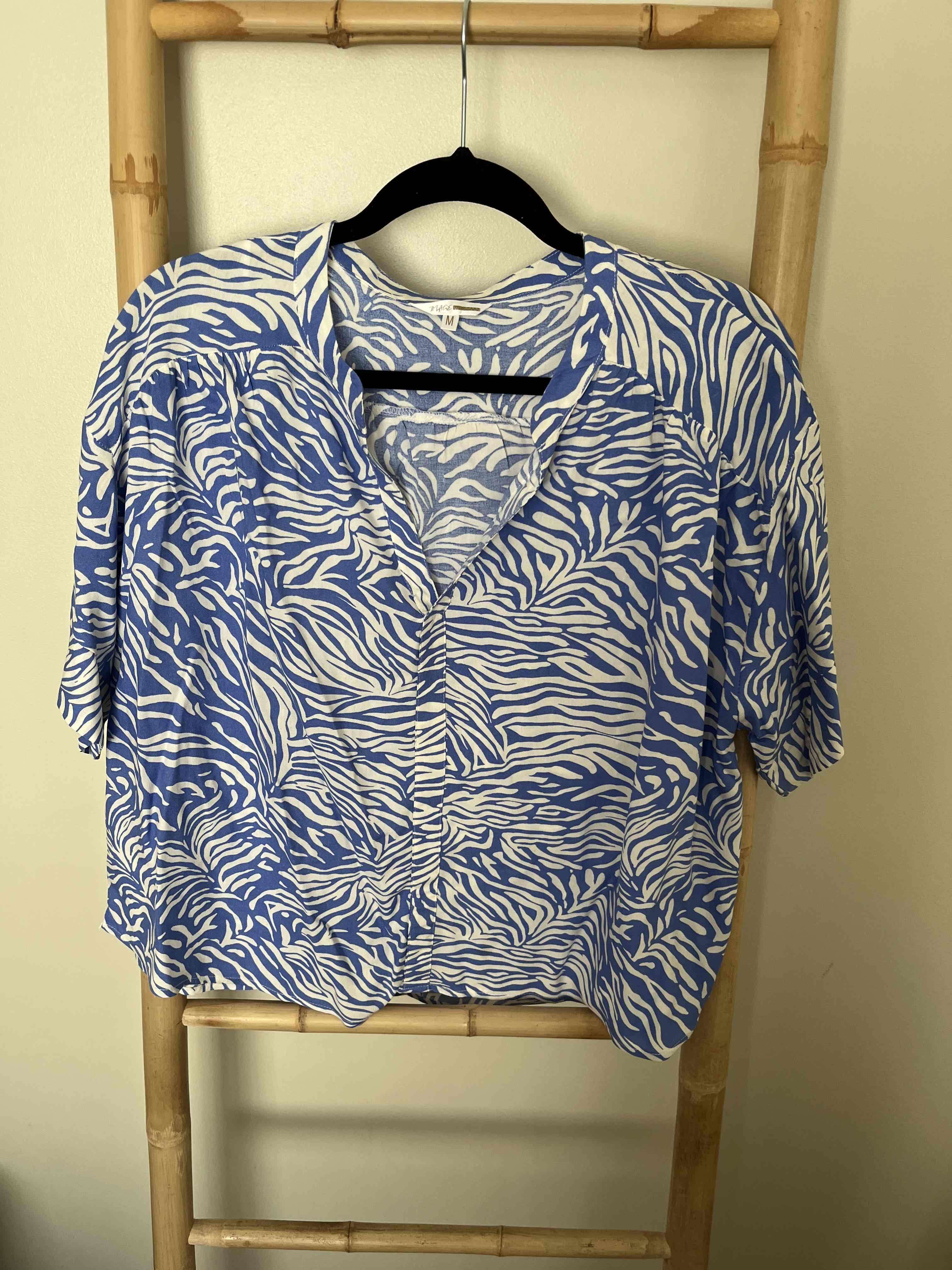 Blusa estampada azul y blanco
