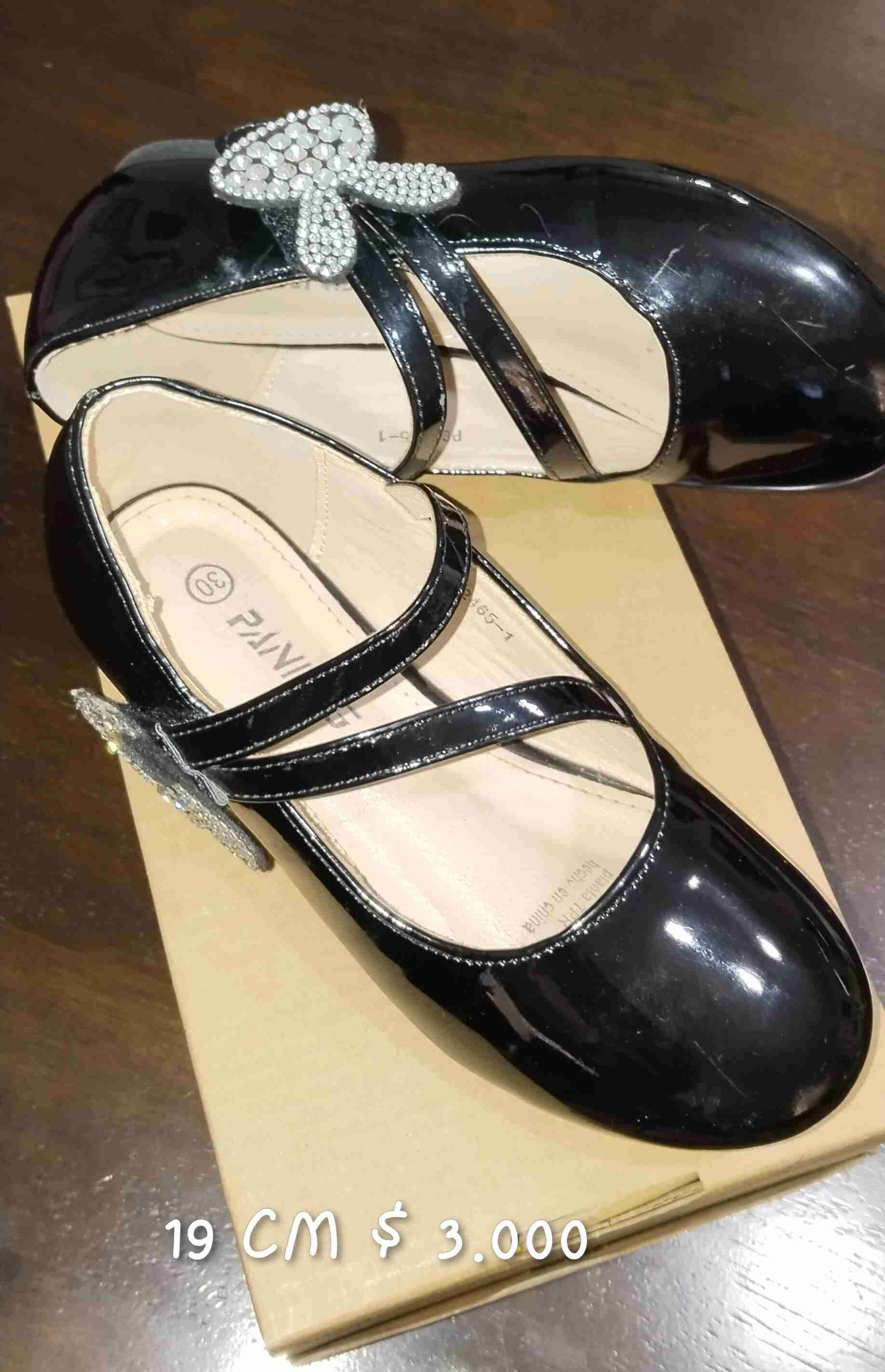 Zapatos negros con lazo brillante