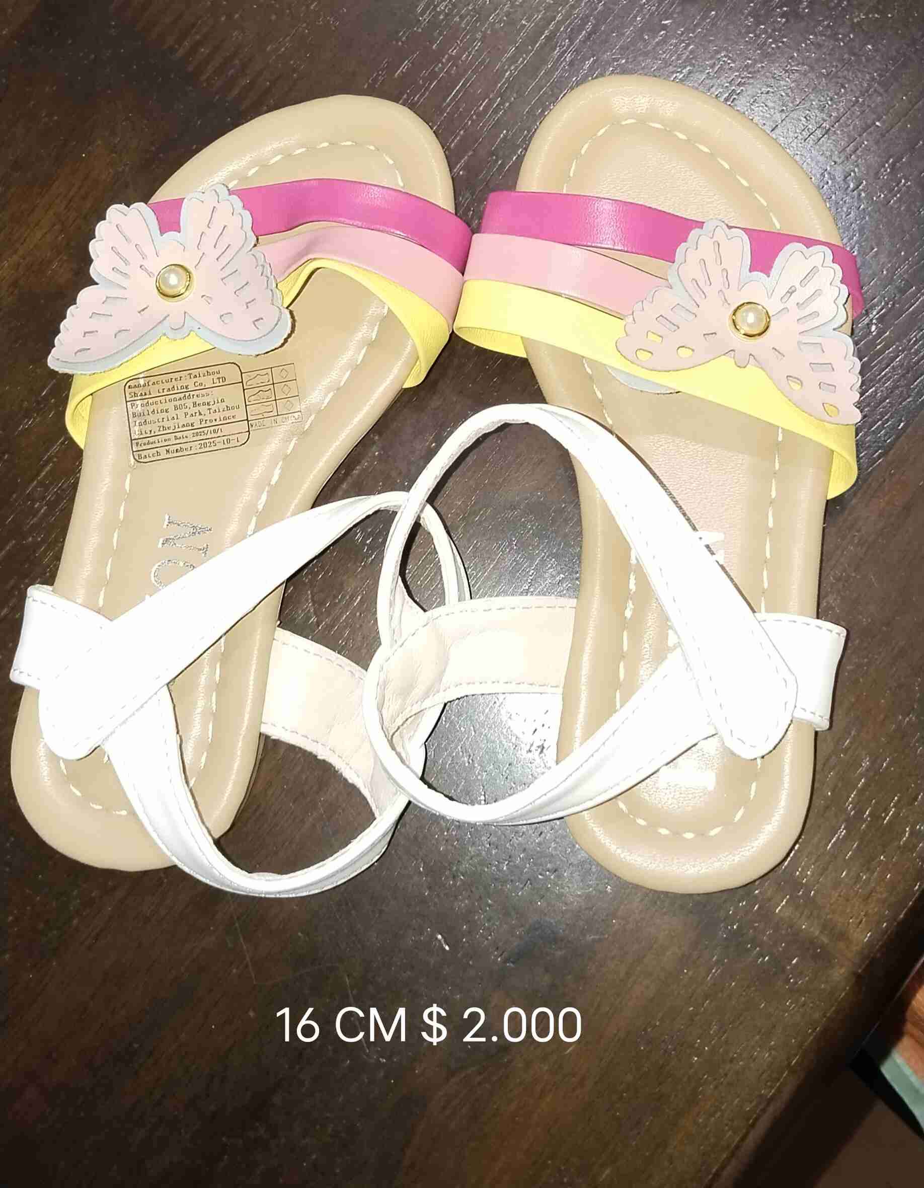 Sandalias de niña con mariposa