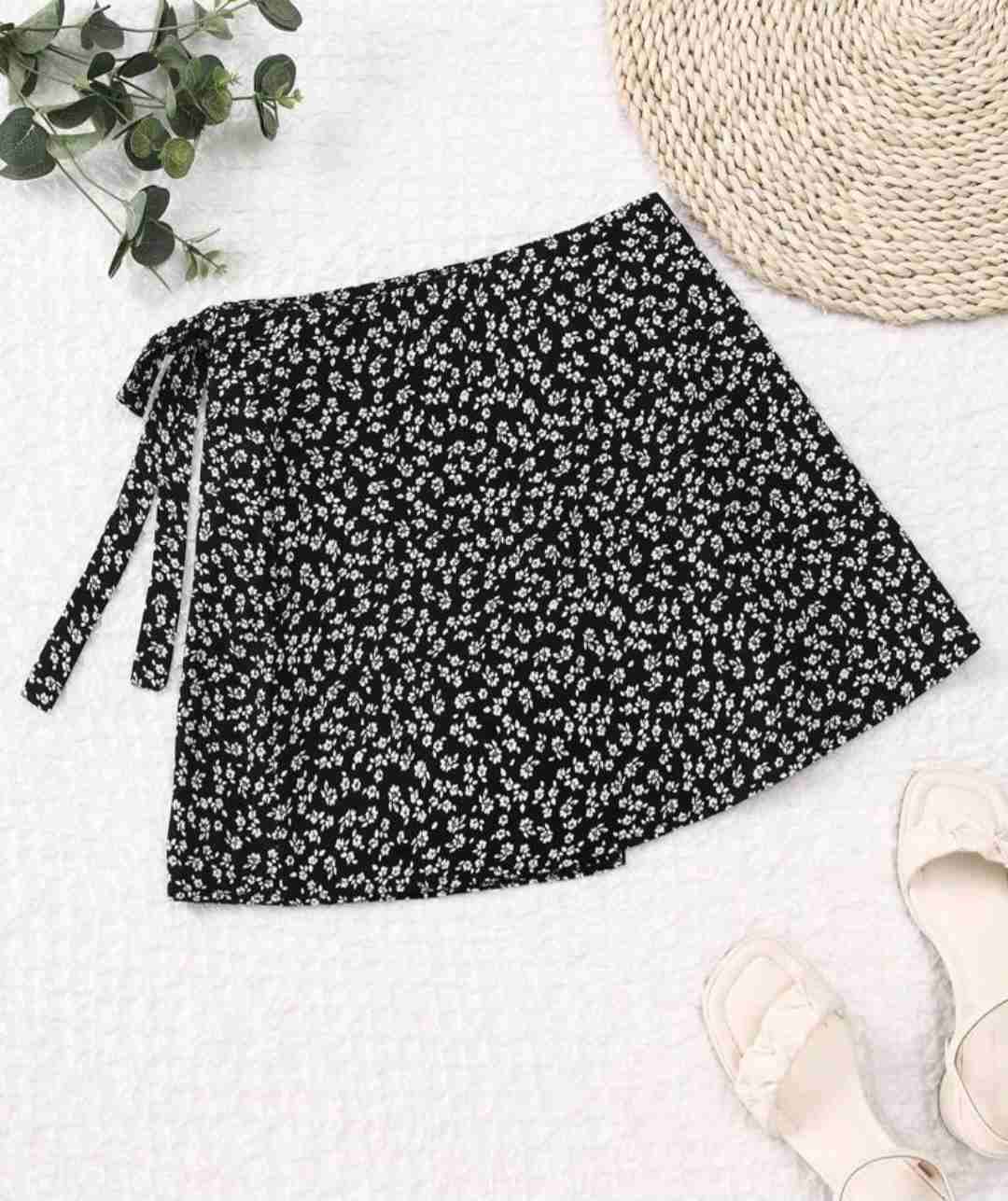 Falda corta negra con flores - miniatura 2