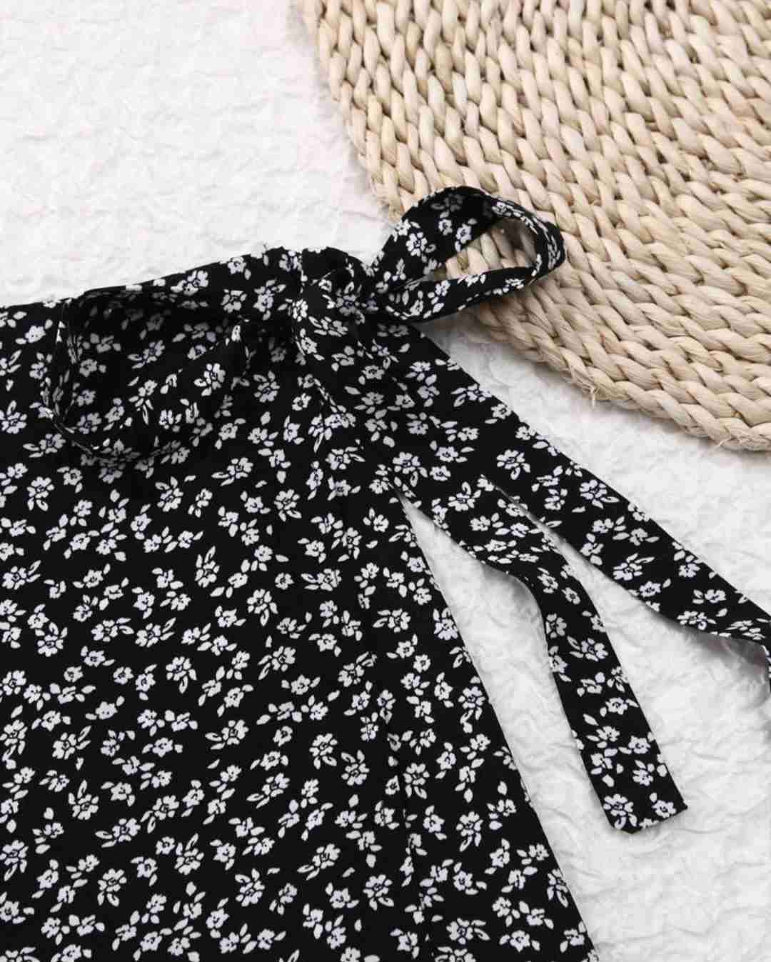 Falda corta negra con flores - miniatura 3