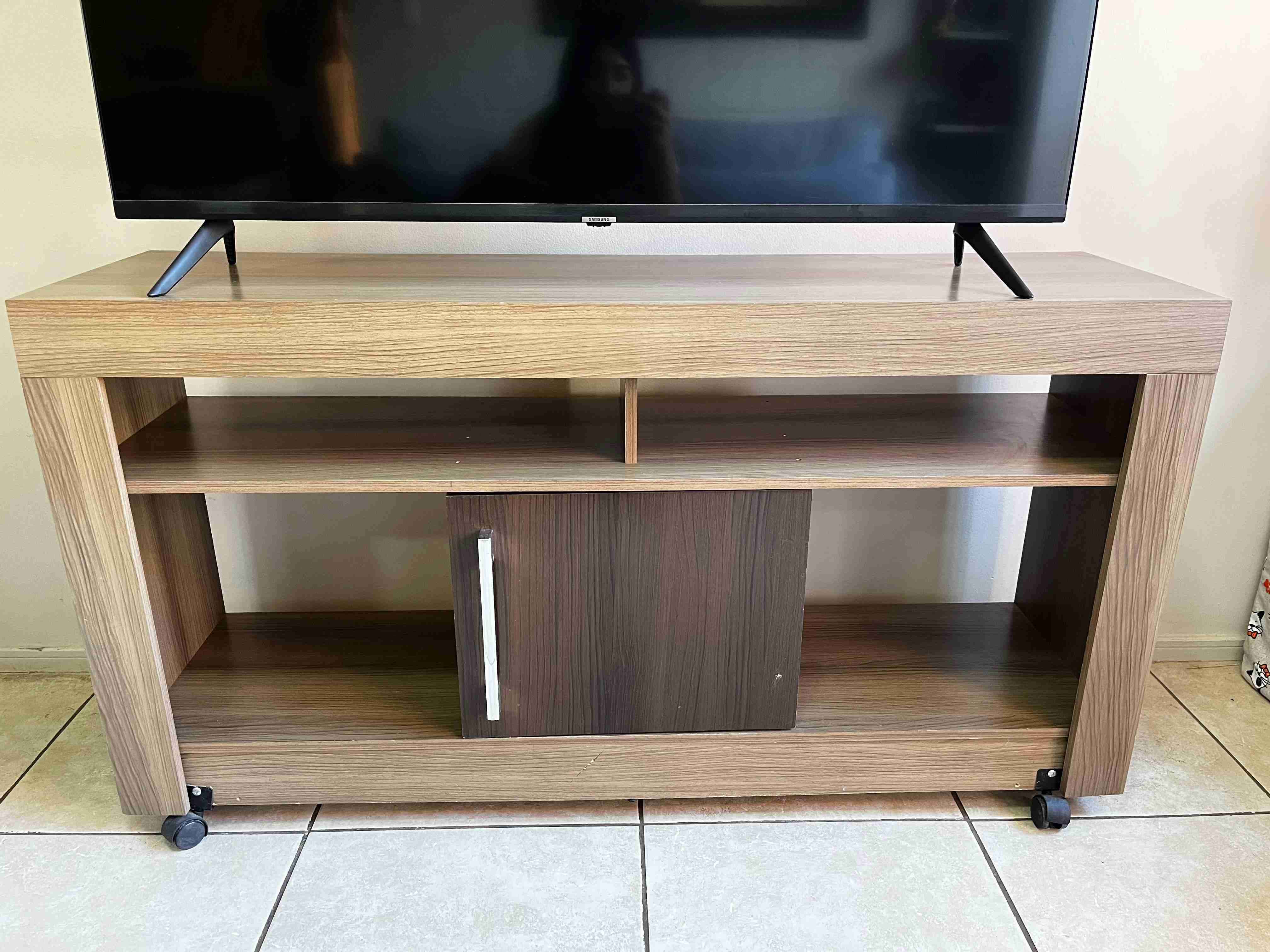 Mueble para TV con estantes
