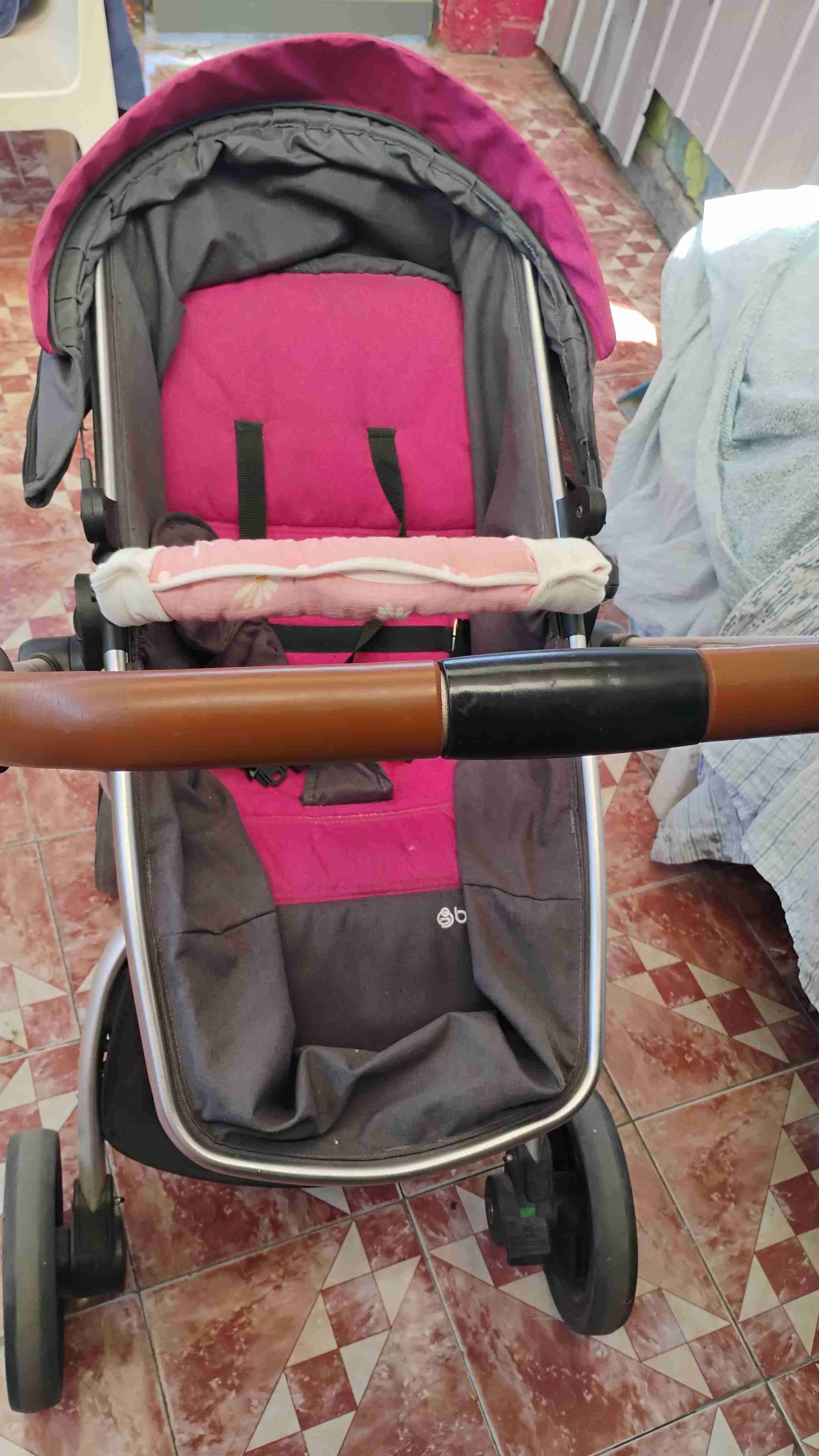 Coche de bebé rosa y gris