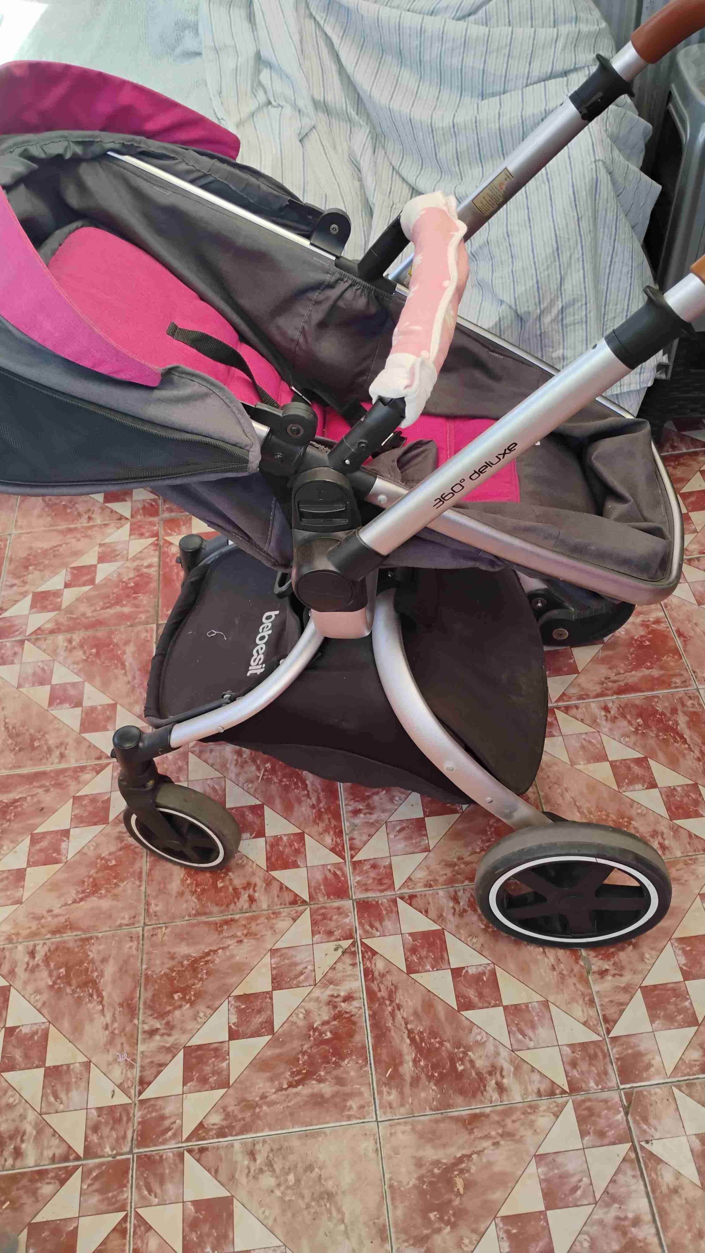 Coche de bebé rosa y gris - miniatura 2