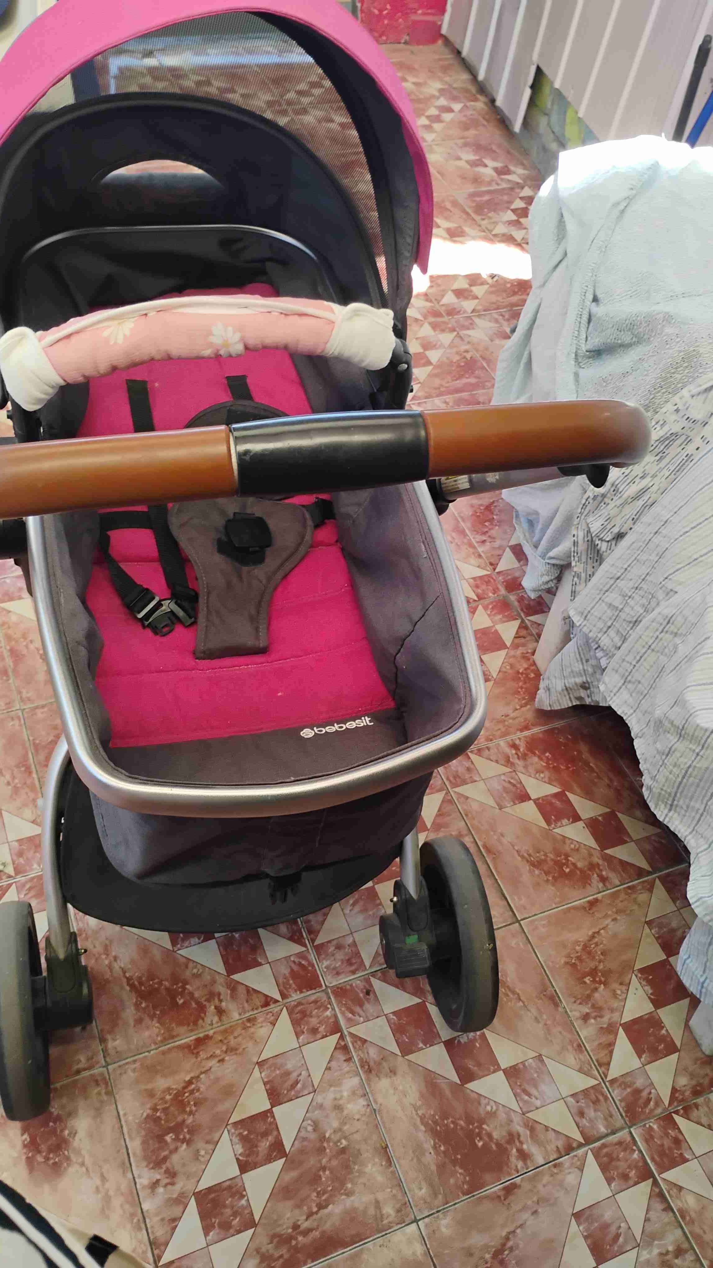 Coche de bebé rosa y gris - miniatura 3