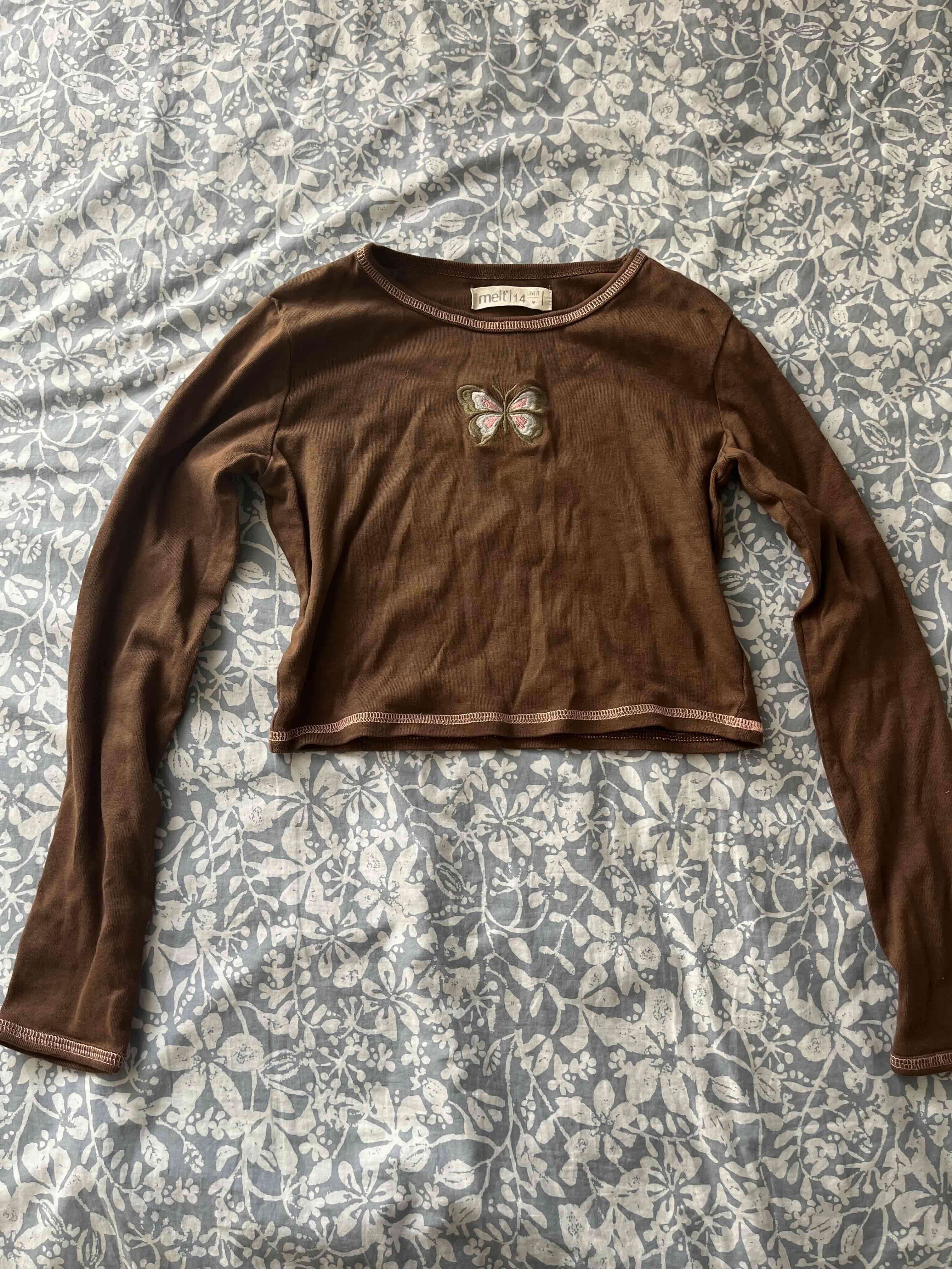 Polera manga larga cafe con mariposa melt