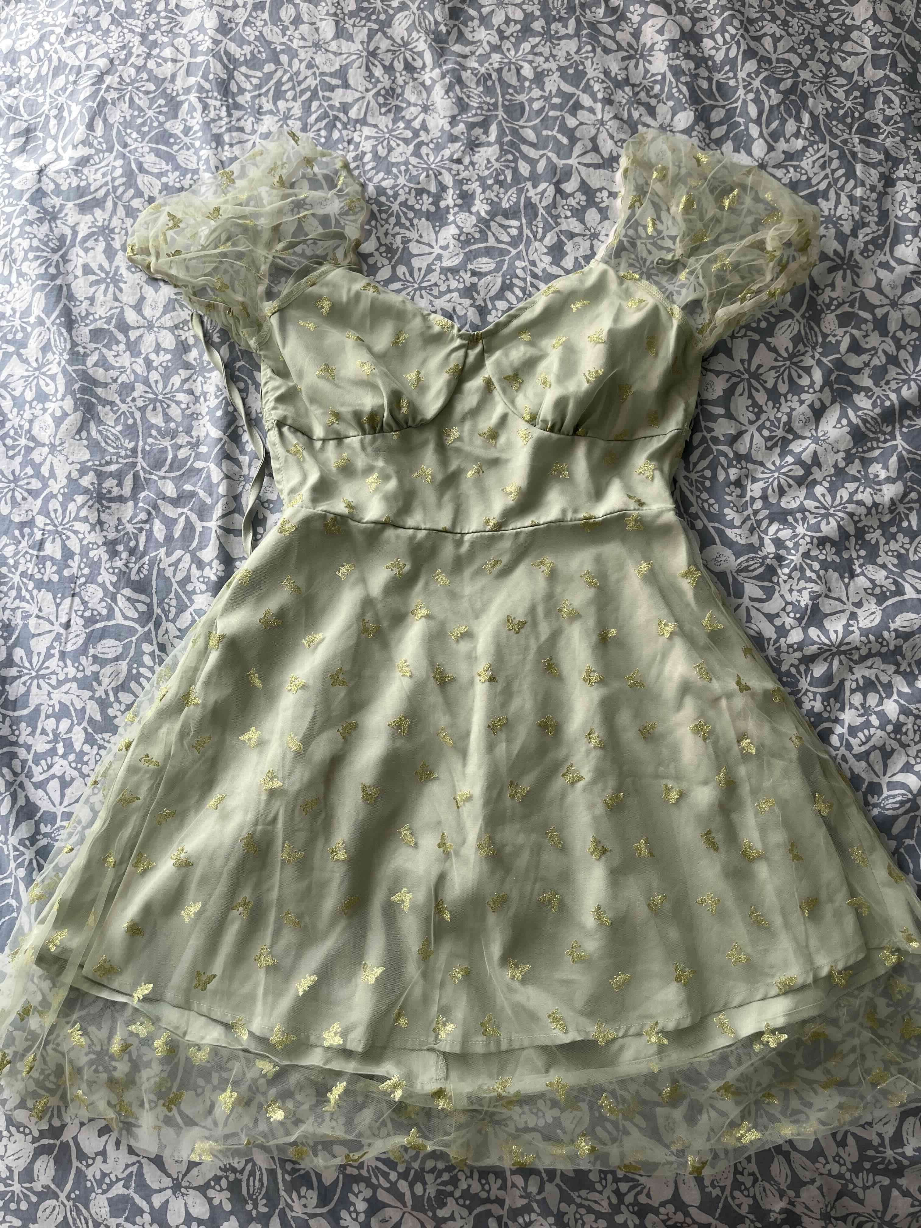 Vestido verde con mariposas de brillitos