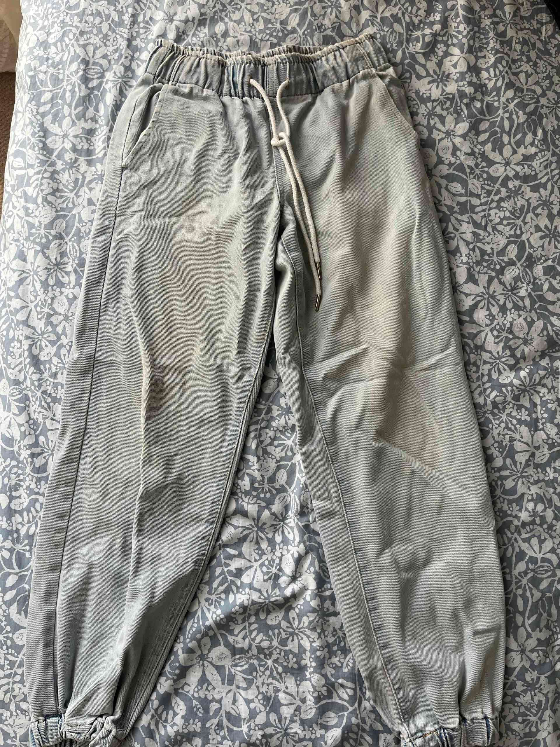 Pantalón de jean tipo buzo
