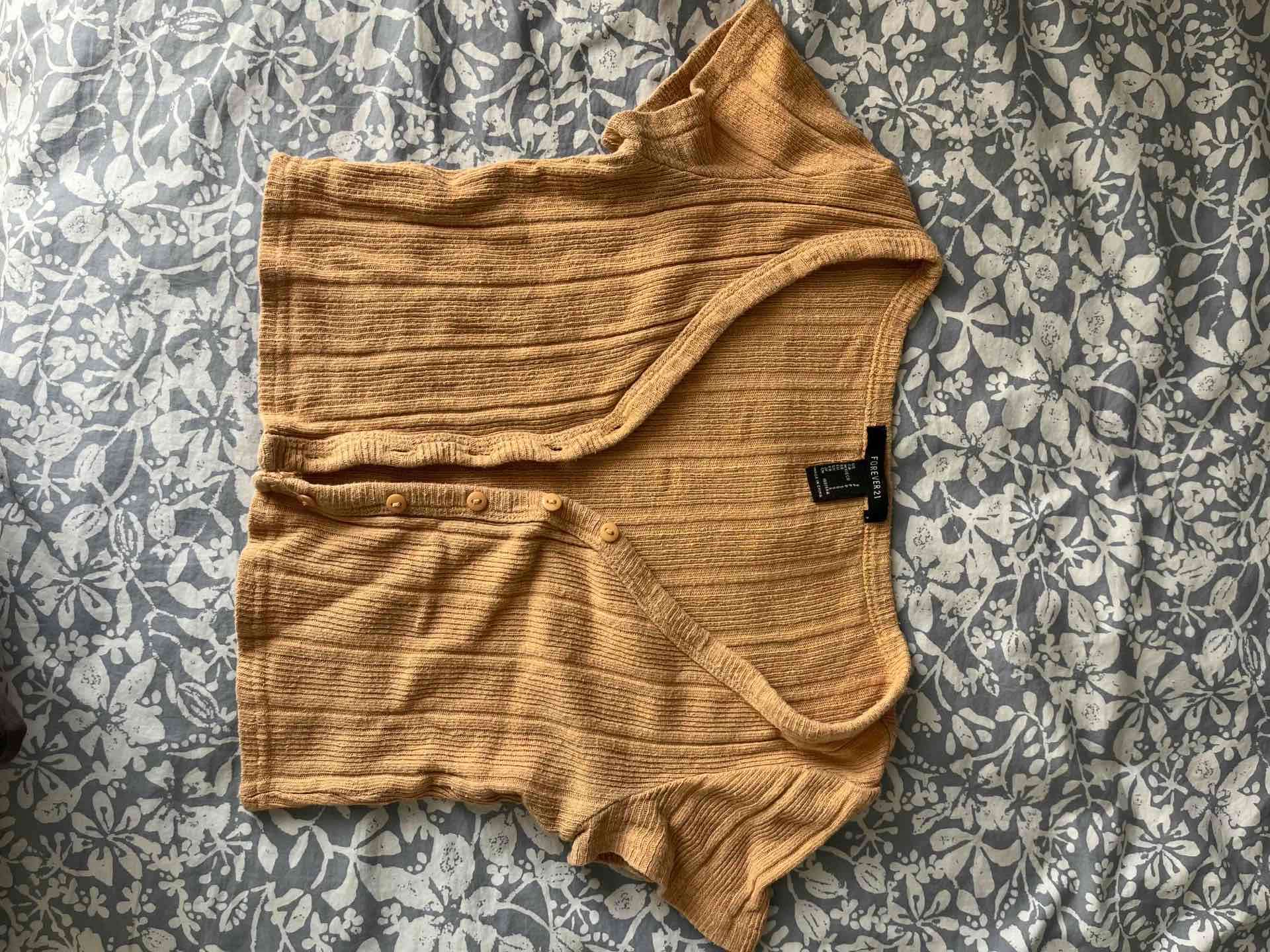 Top forever 21 color crema-mostaza abotonado