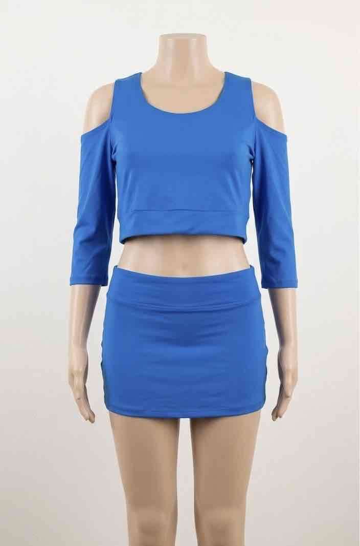 Conjunto azul con hombros descubiertos