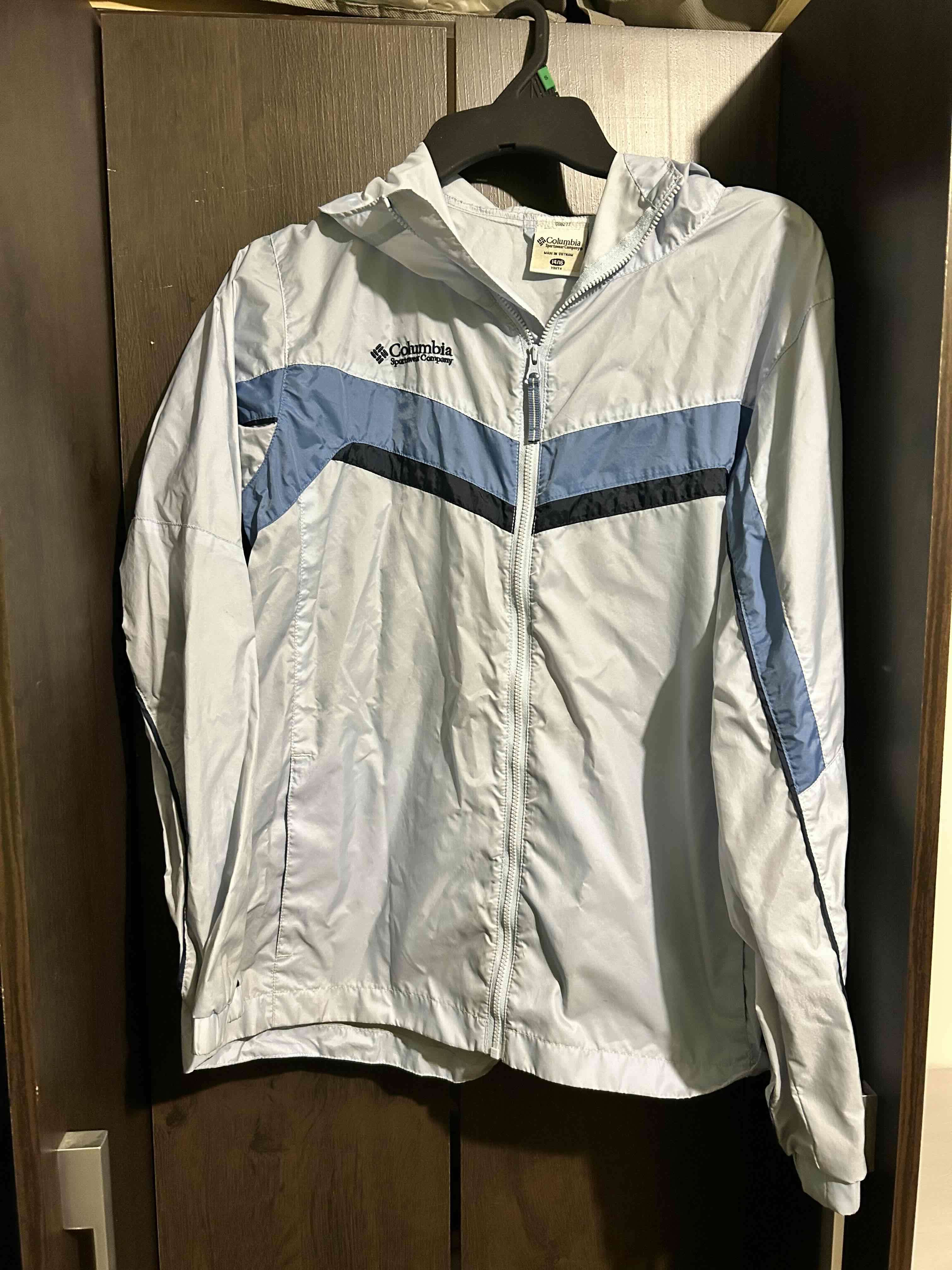 Chaqueta Columbia con capucha azul