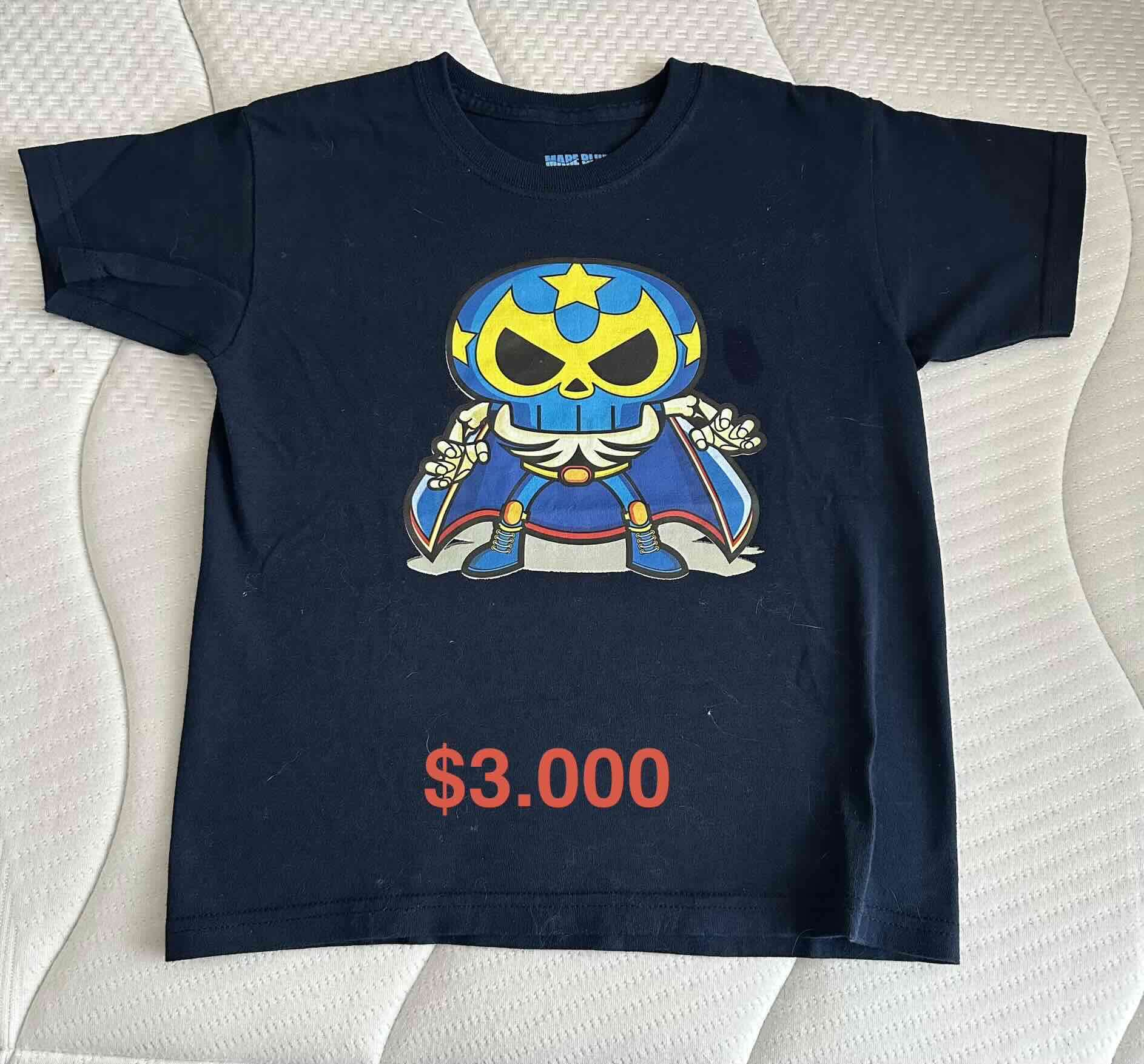 Polera negra con diseño divertido