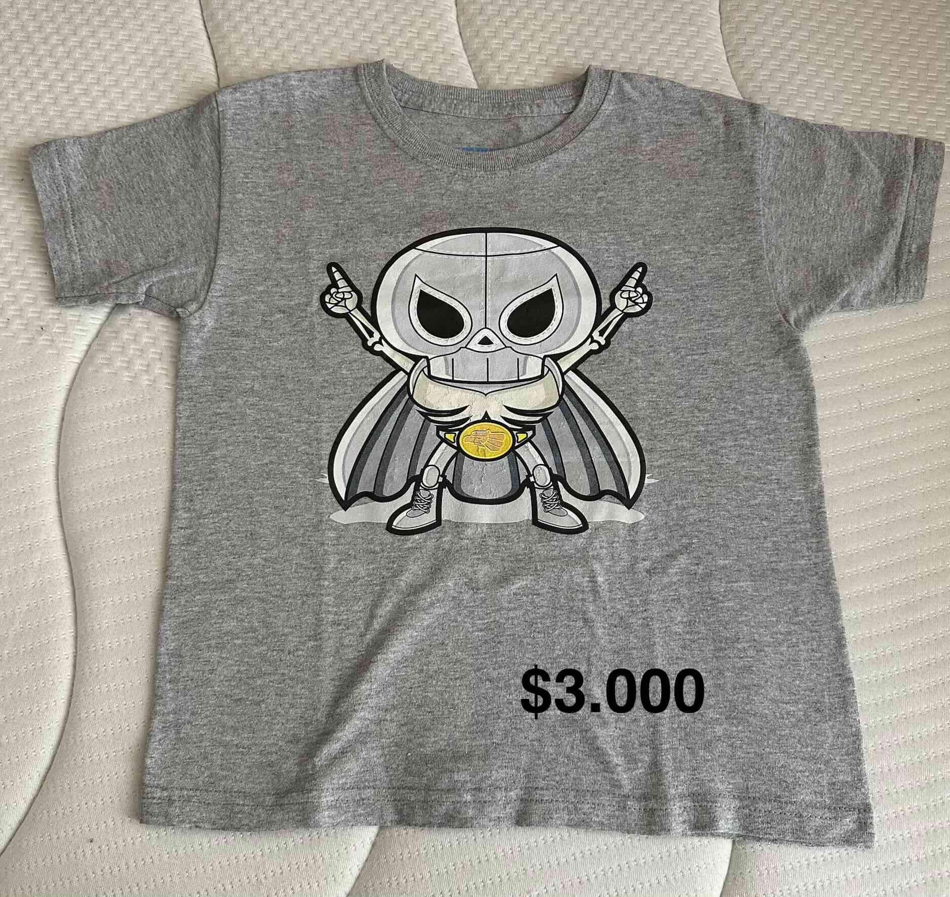 Polera gris con diseño divertido