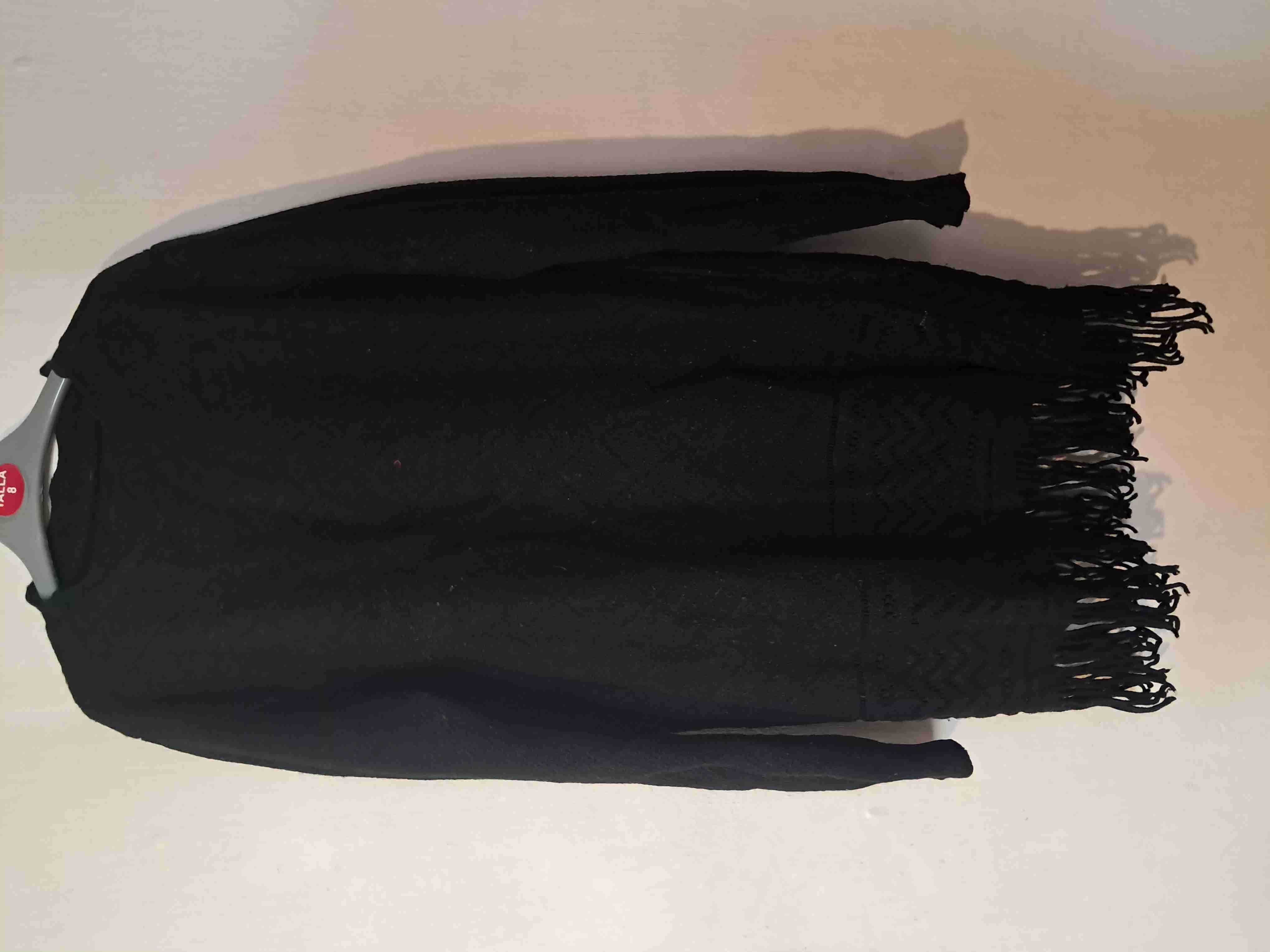 Suéter negro con flecos