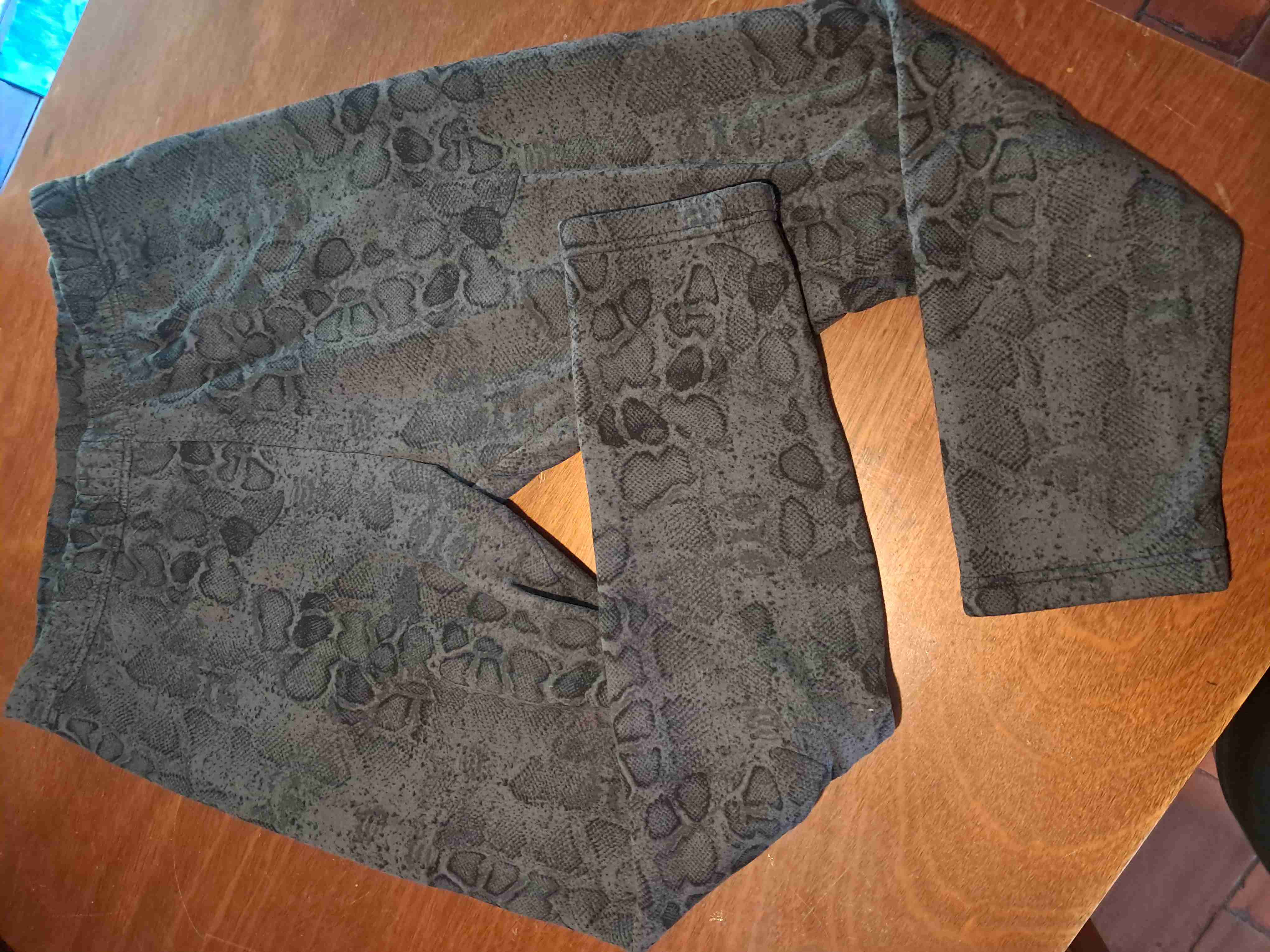 Leggings estampado reptil gris