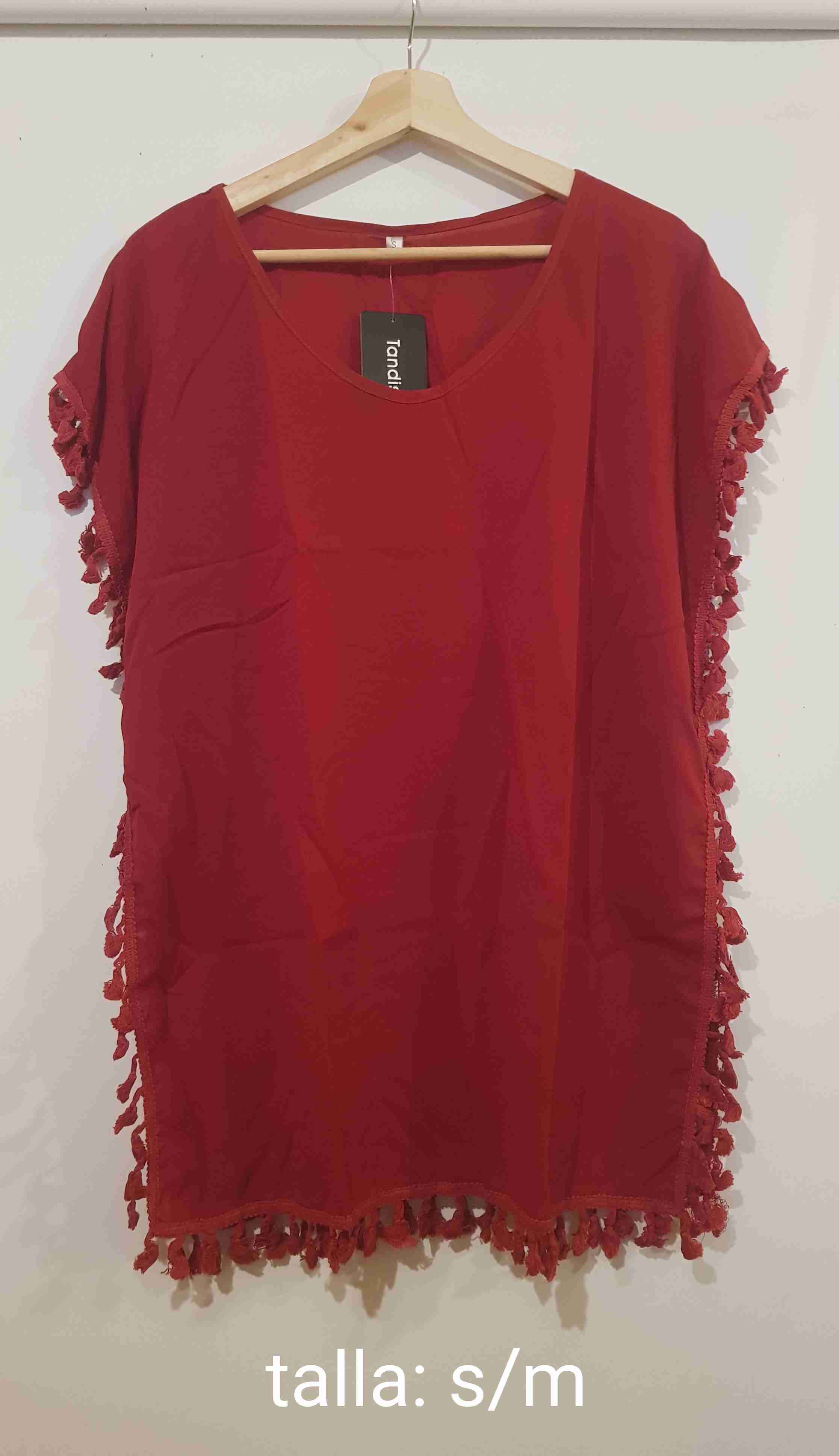 Bluzas de color rojo,negra y floreada con flecos