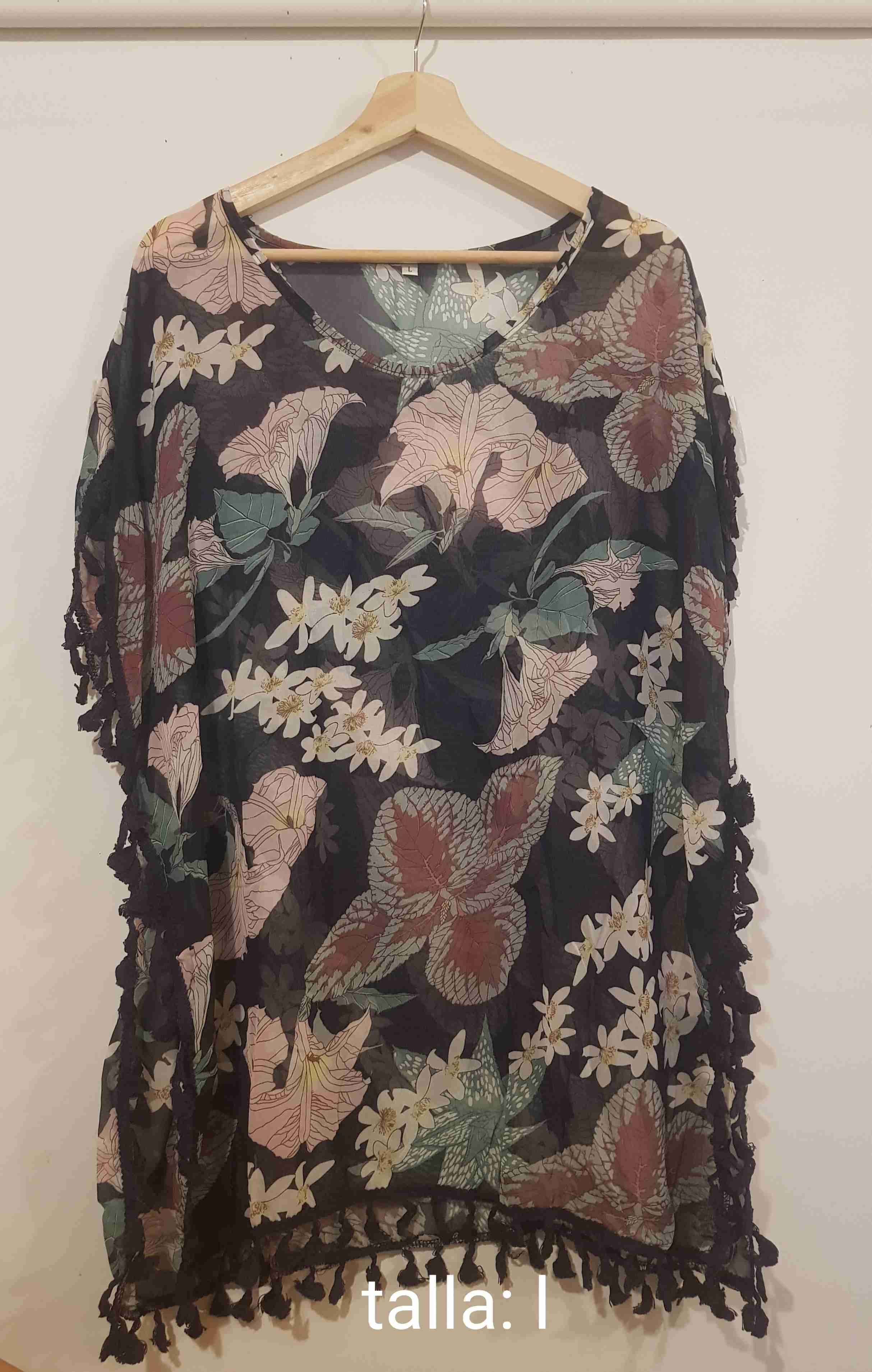 Bluzas de color rojo,negra y floreada con flecos - miniatura 3