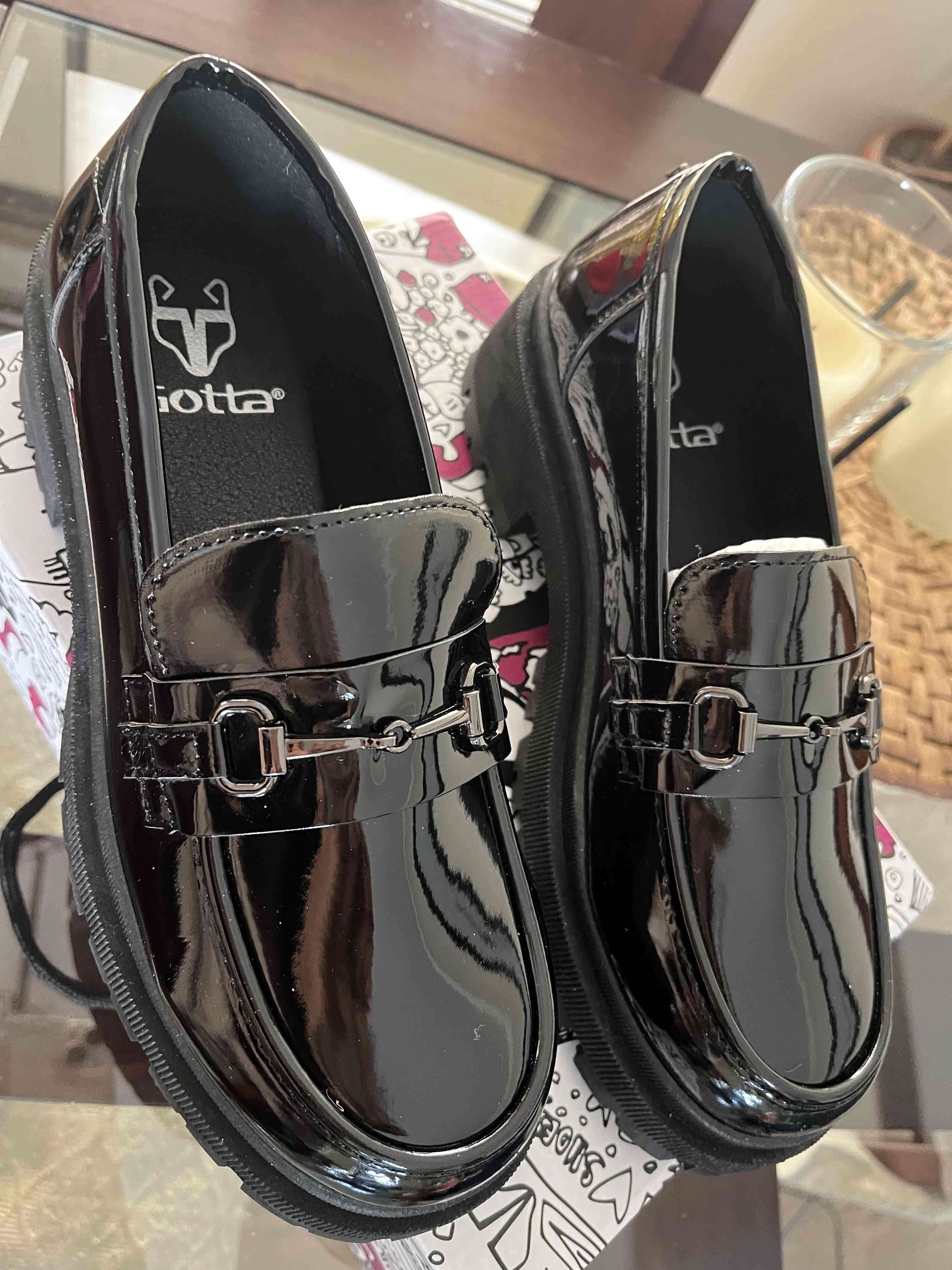 Zapatos de charol negros marca Gotta nuevos