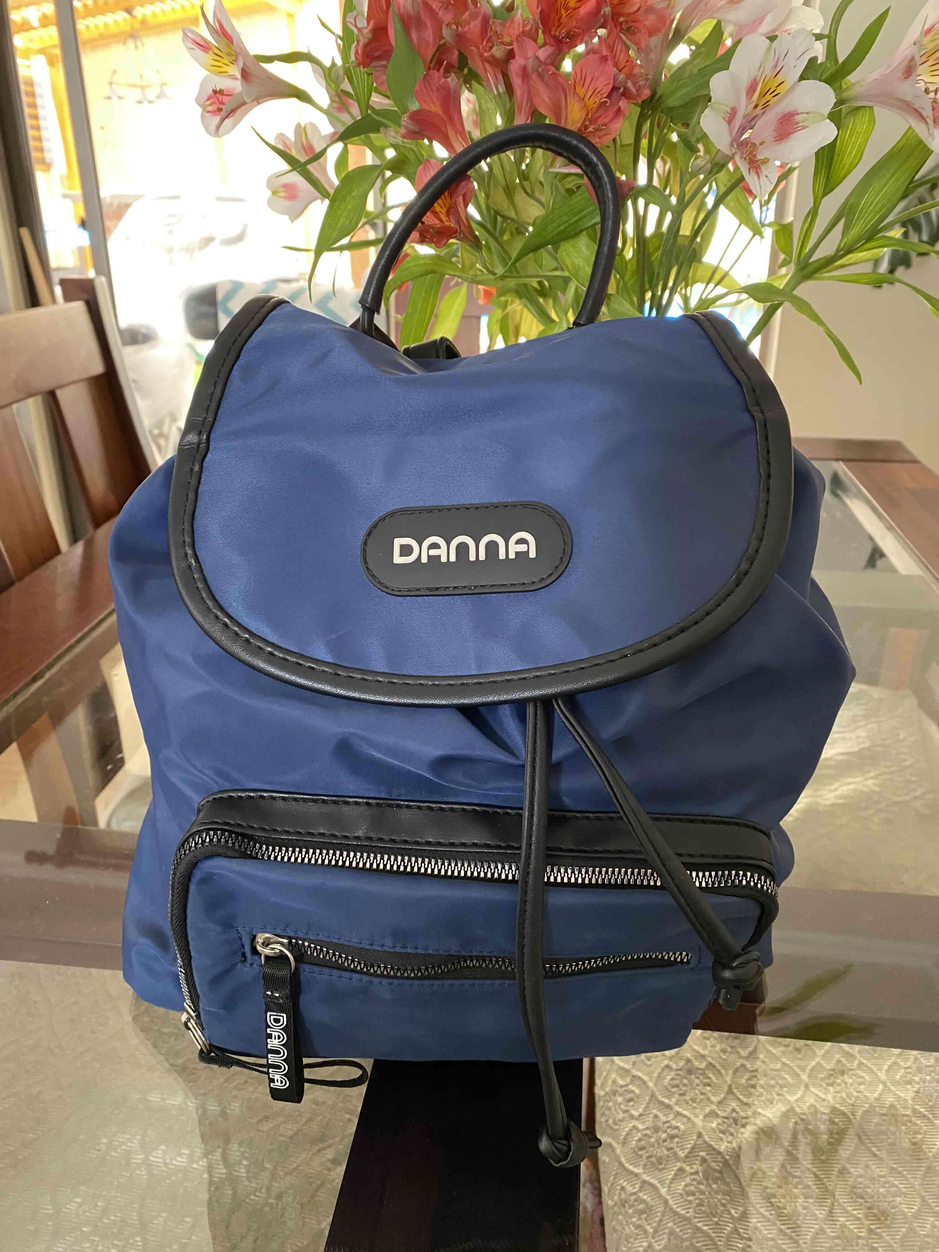 Mochila azul con detalles negros marca Danna