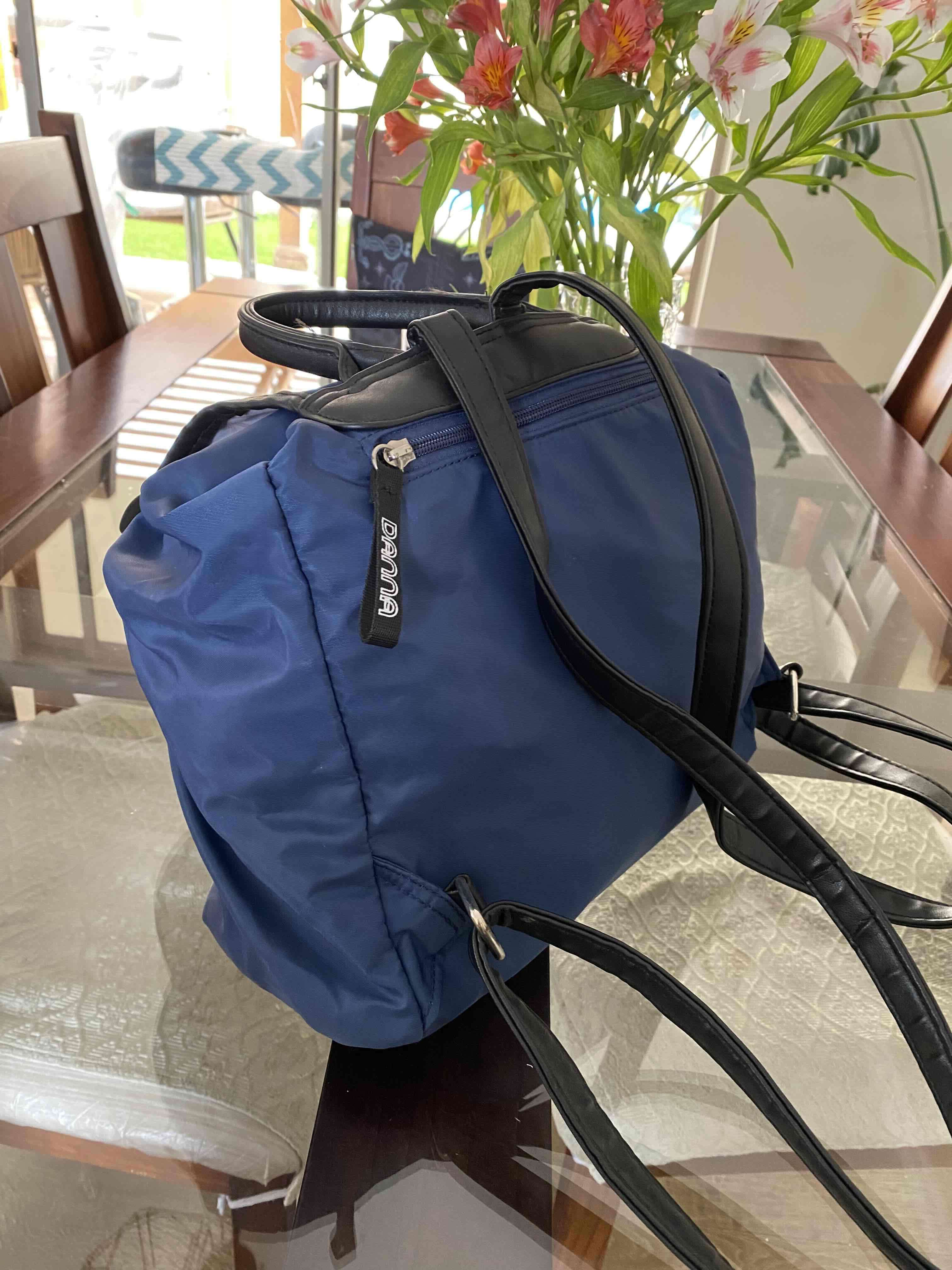 Mochila azul con detalles negros marca Danna - miniatura 2