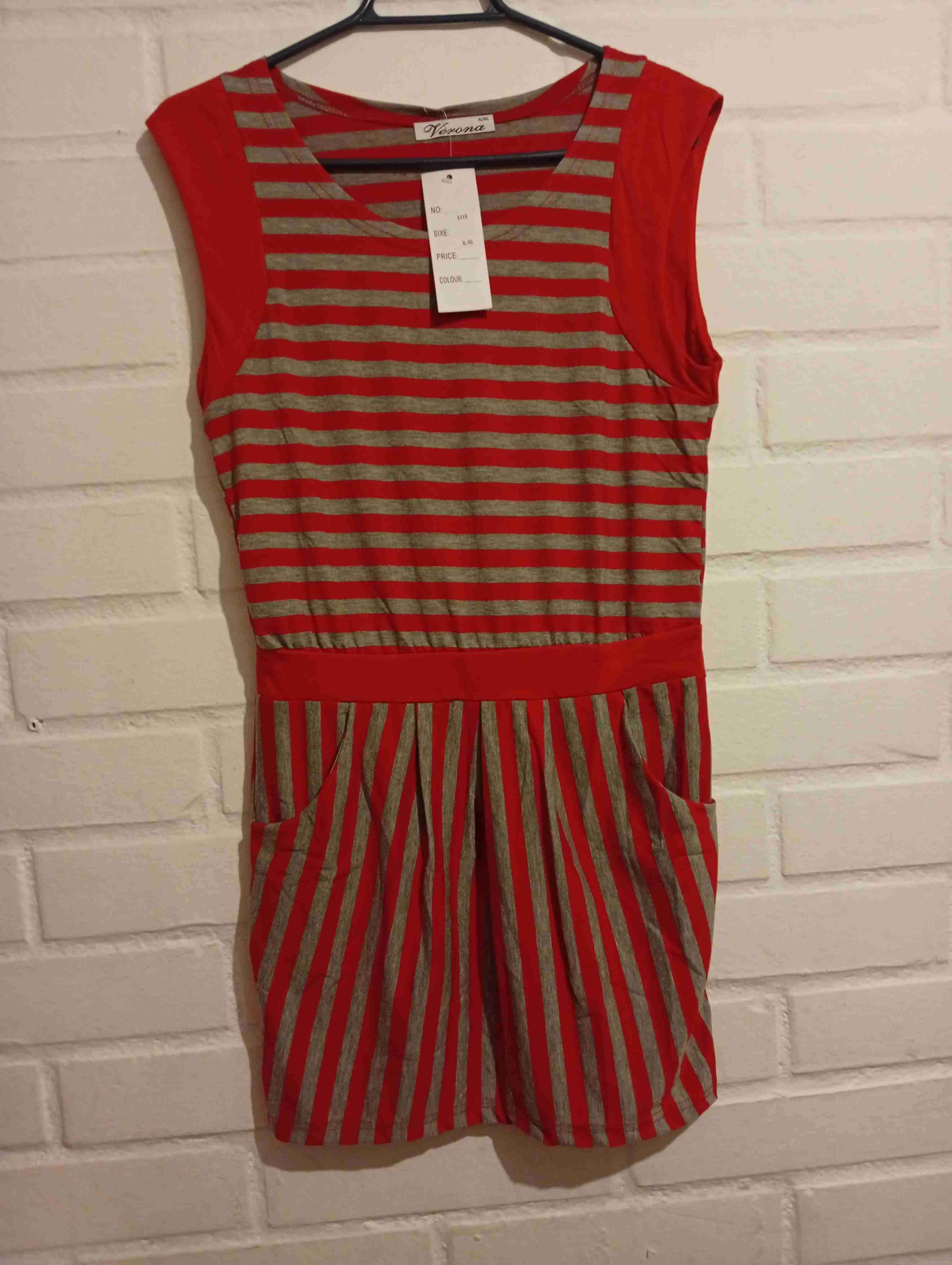 Vestido a rayas rojo y gris