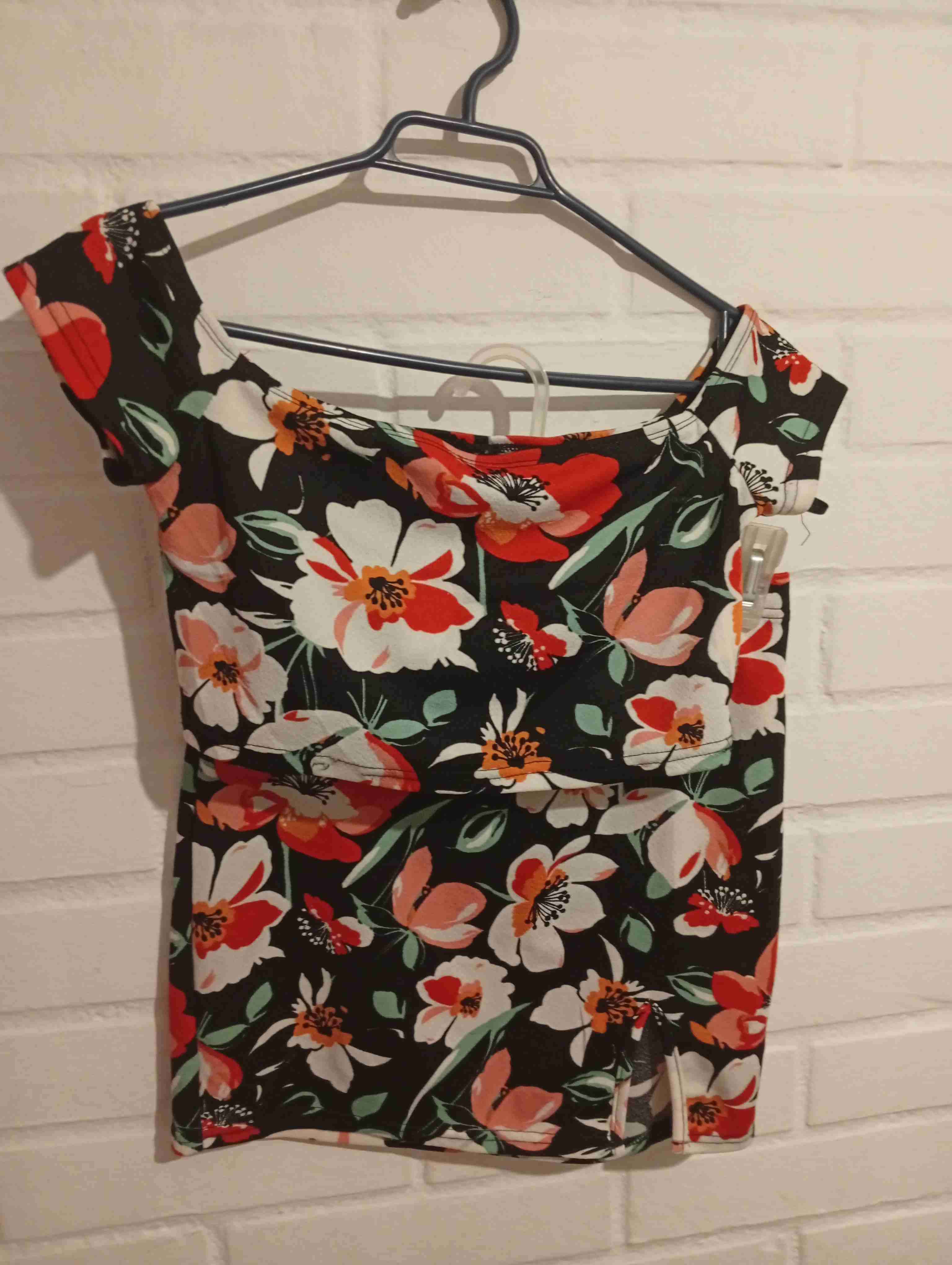 Conjunto ,top y falda,floral negro y rojo