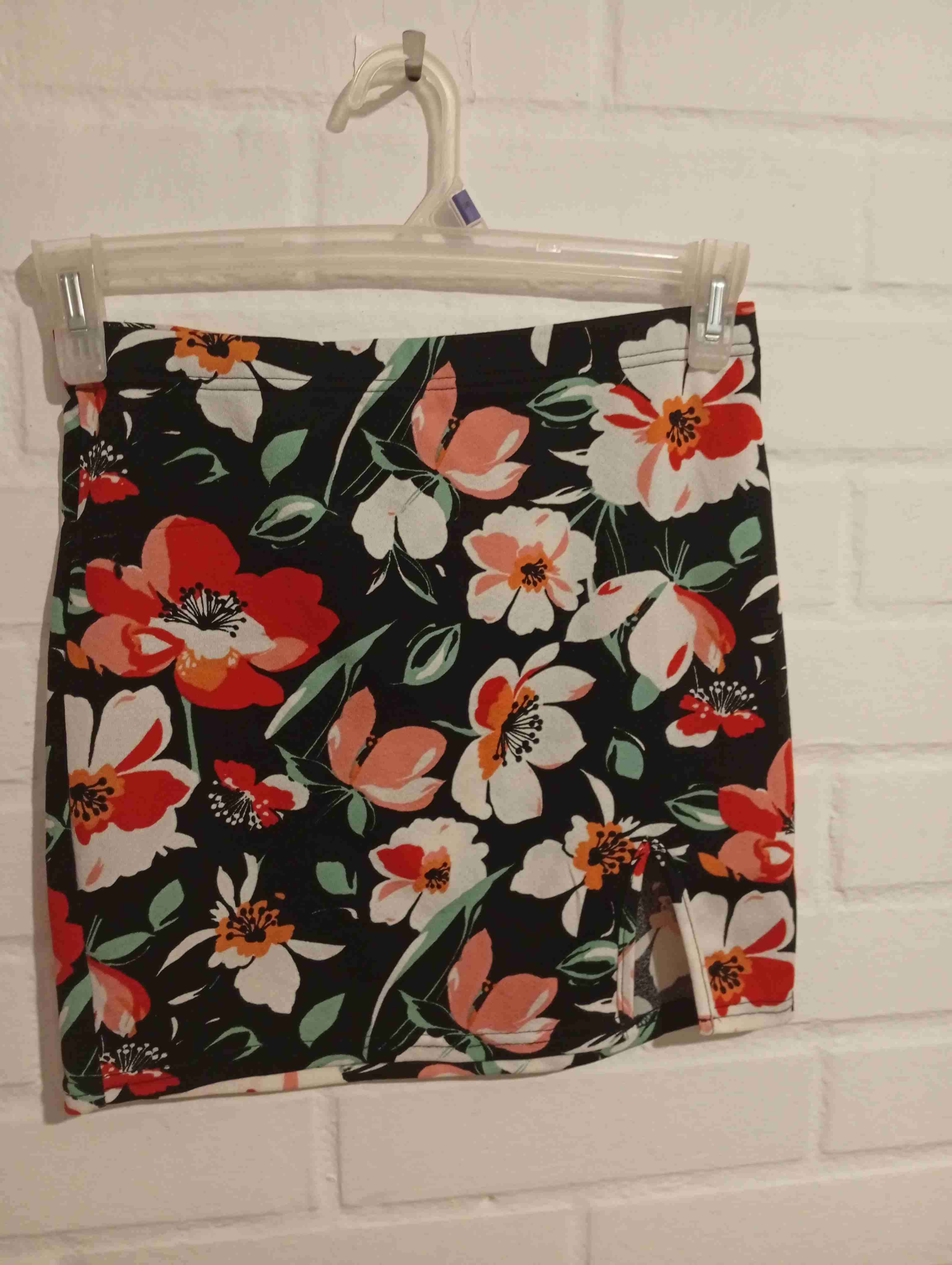 Conjunto ,top y falda,floral negro y rojo - miniatura 2