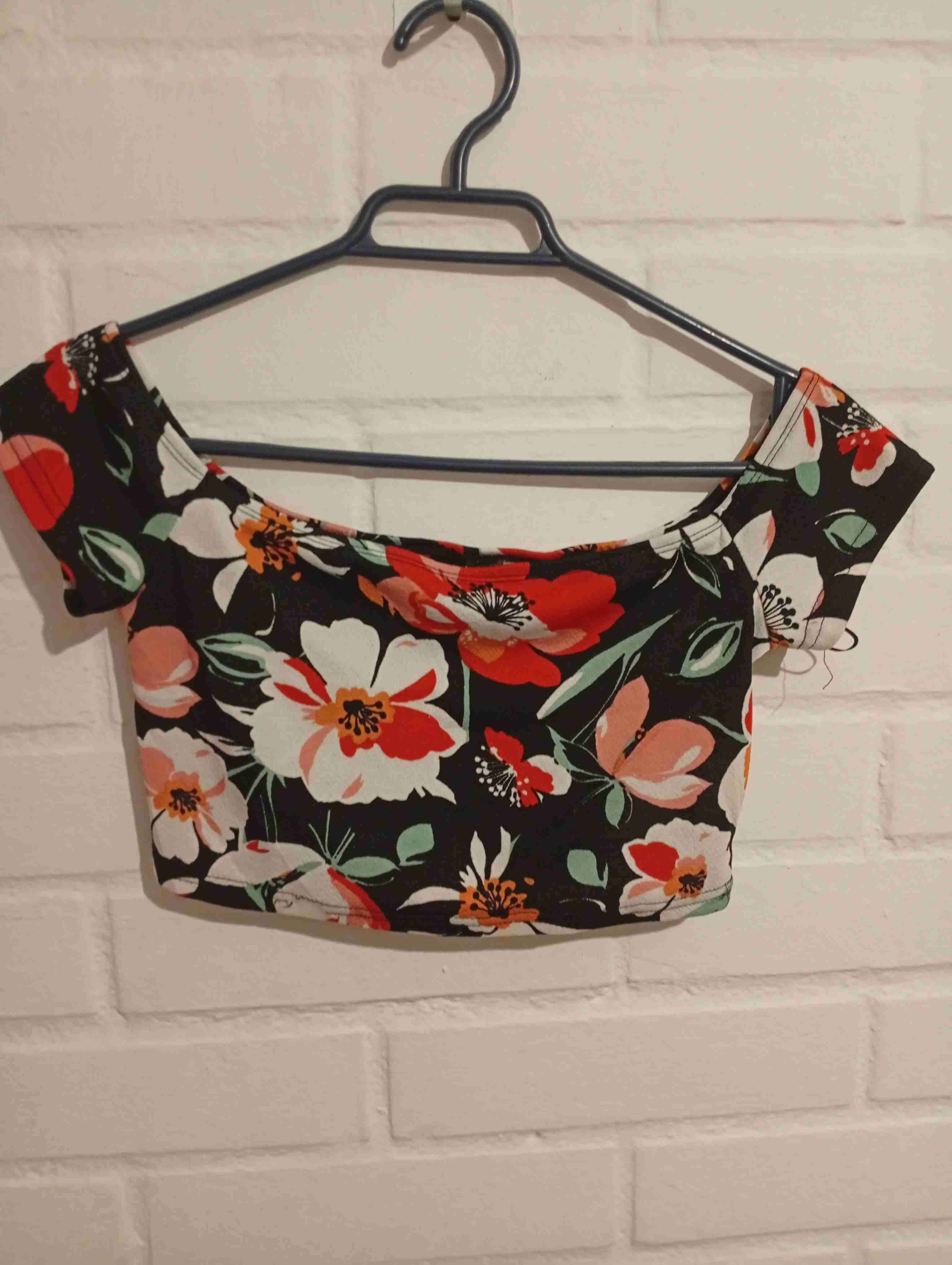 Conjunto ,top y falda,floral negro y rojo - miniatura 3
