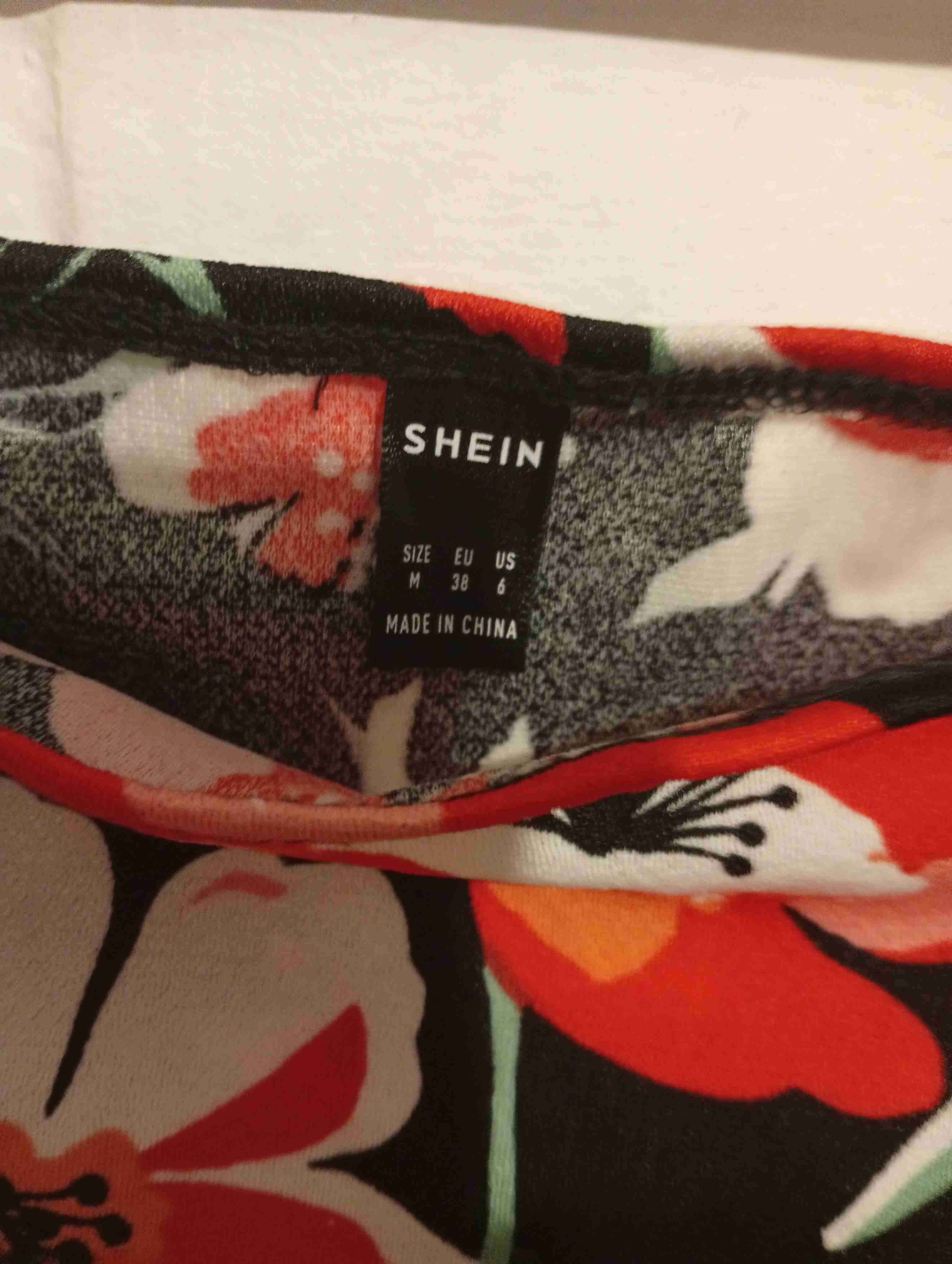 Conjunto ,top y falda,floral negro y rojo - miniatura 4