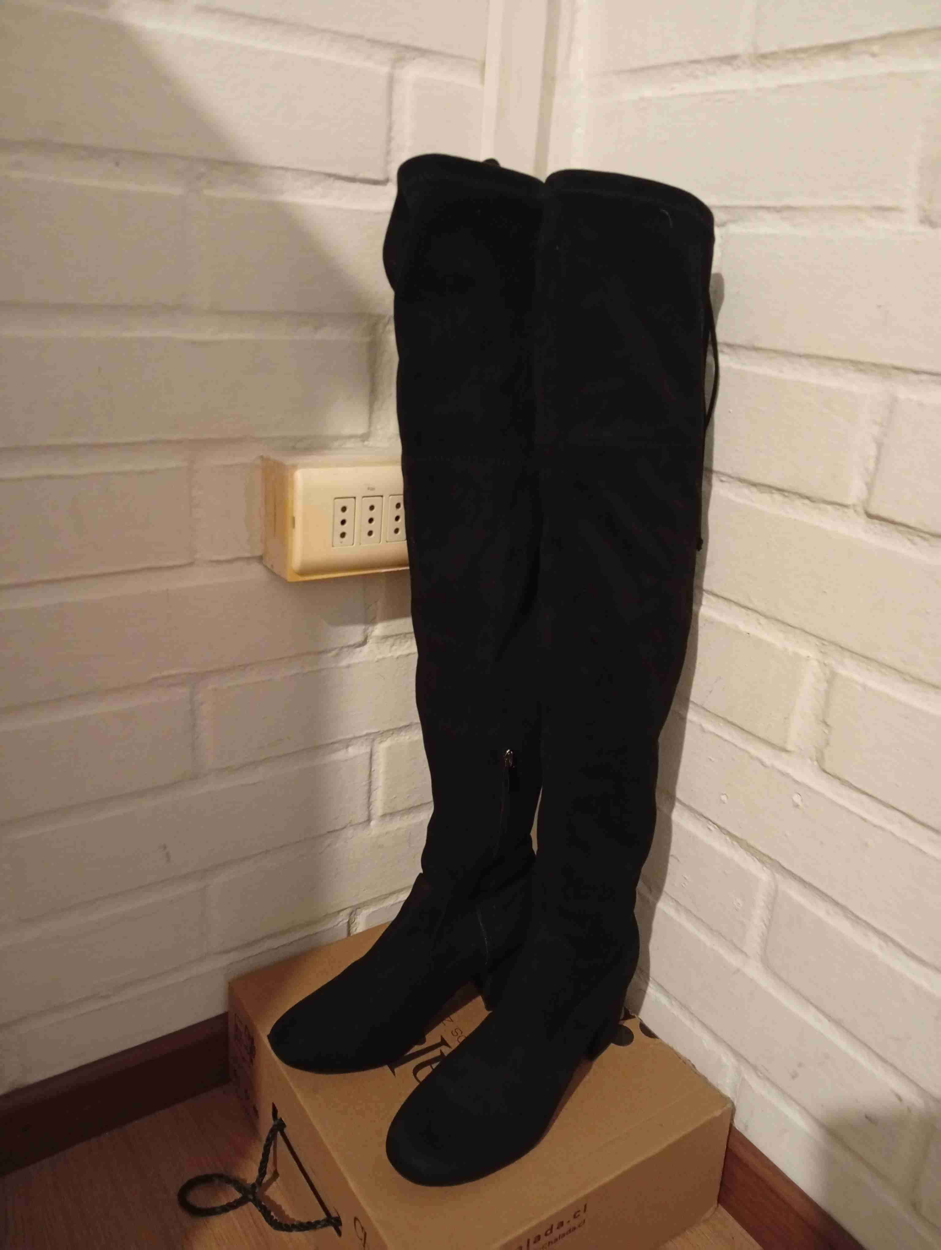 Botas negras sobre la rodilla con amarras