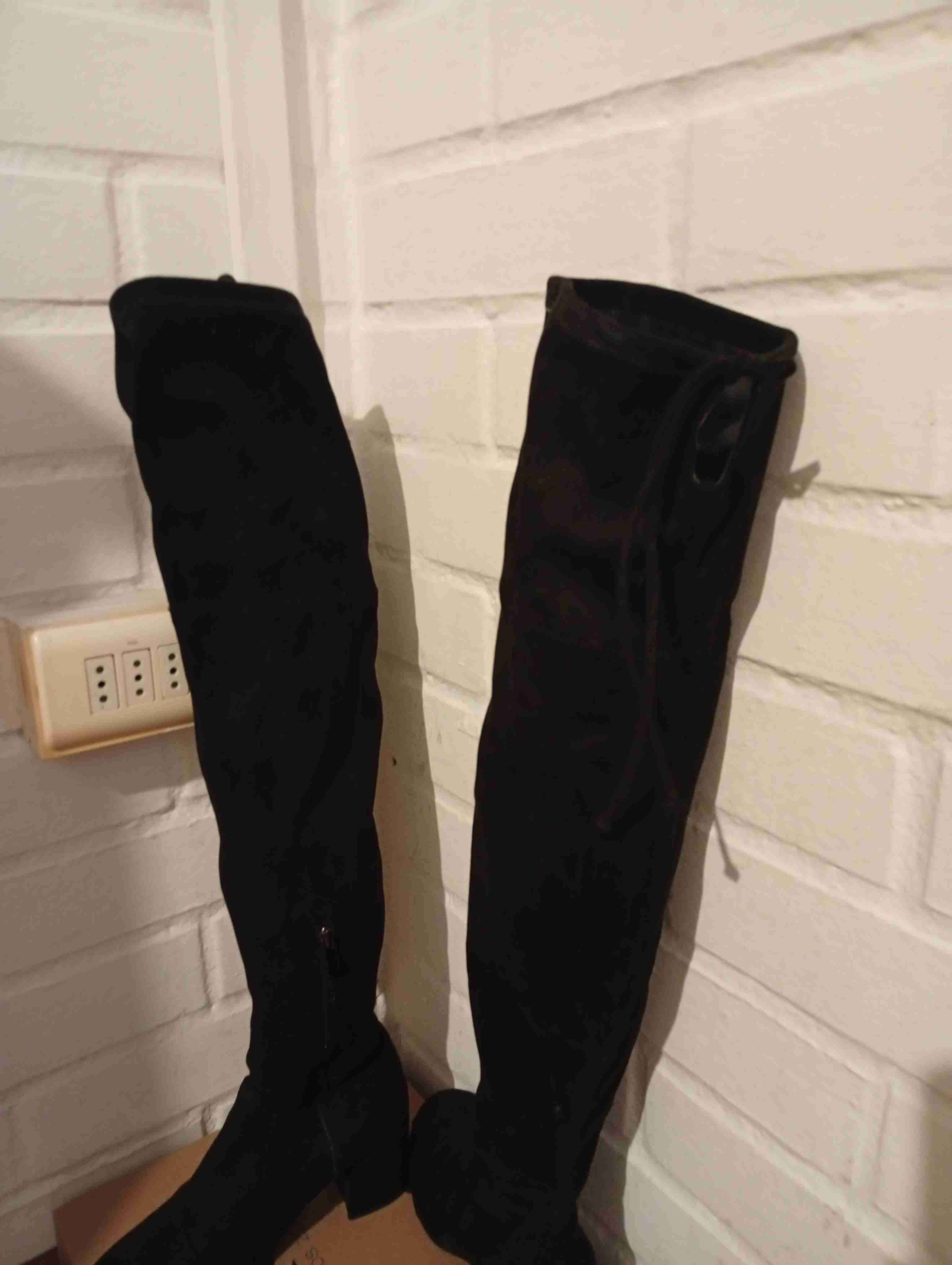 Botas negras sobre la rodilla con amarras - miniatura 2