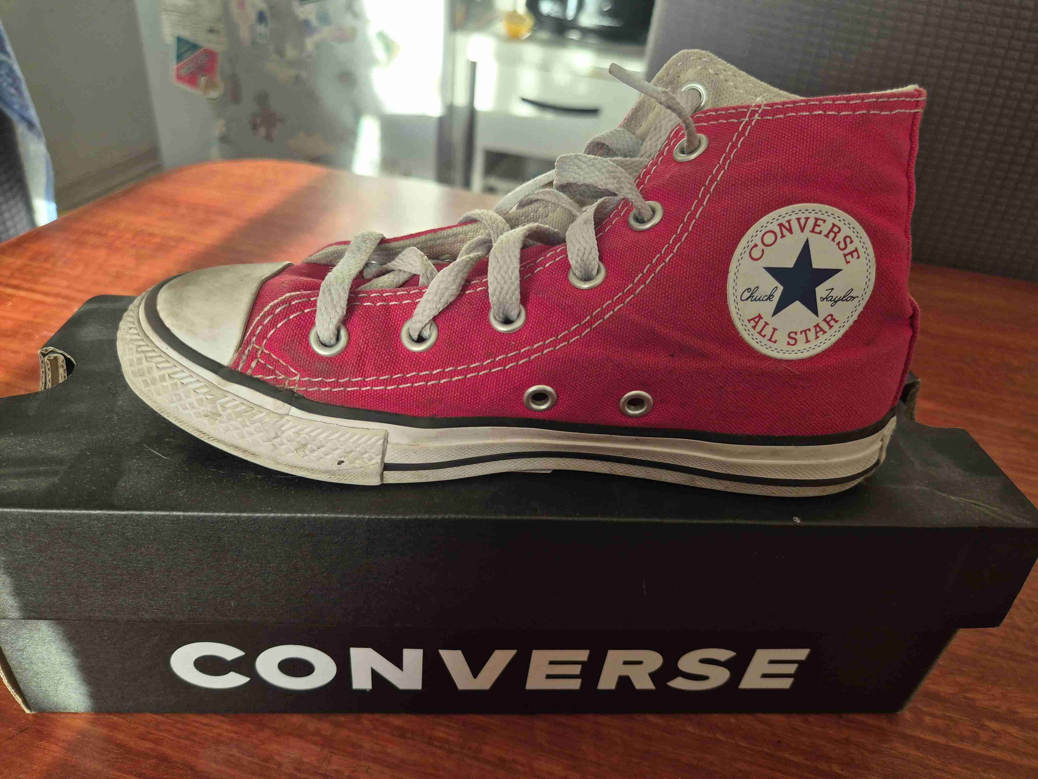 Zapatilla Converse roja clásica