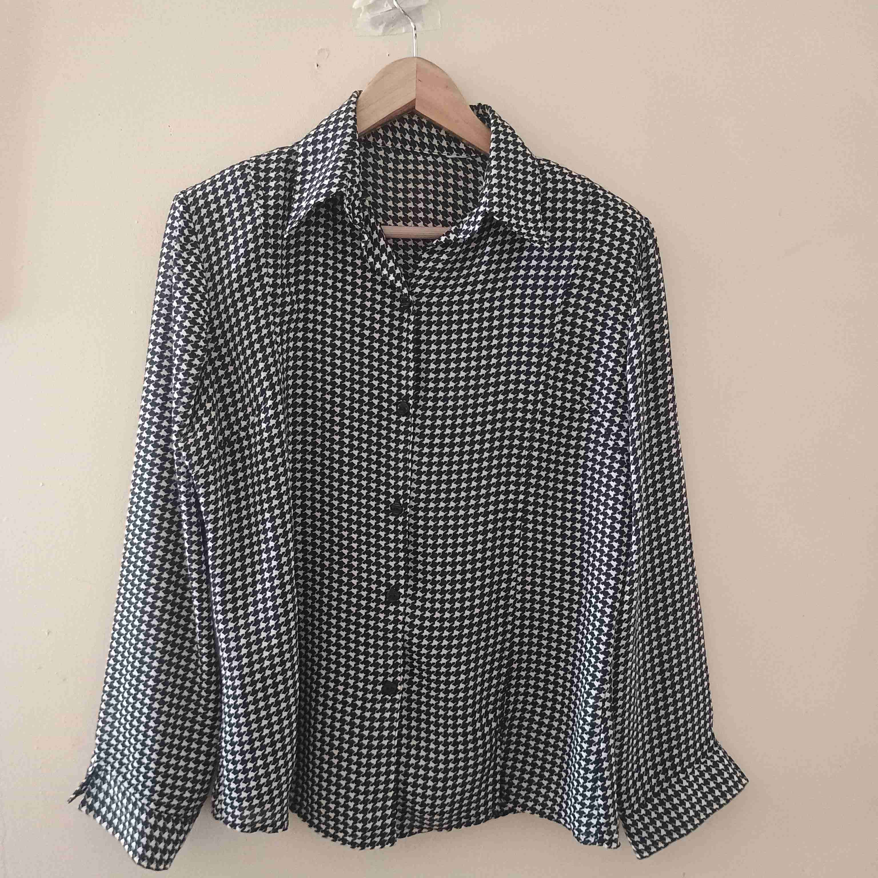 Camisa estampada blanco y negro