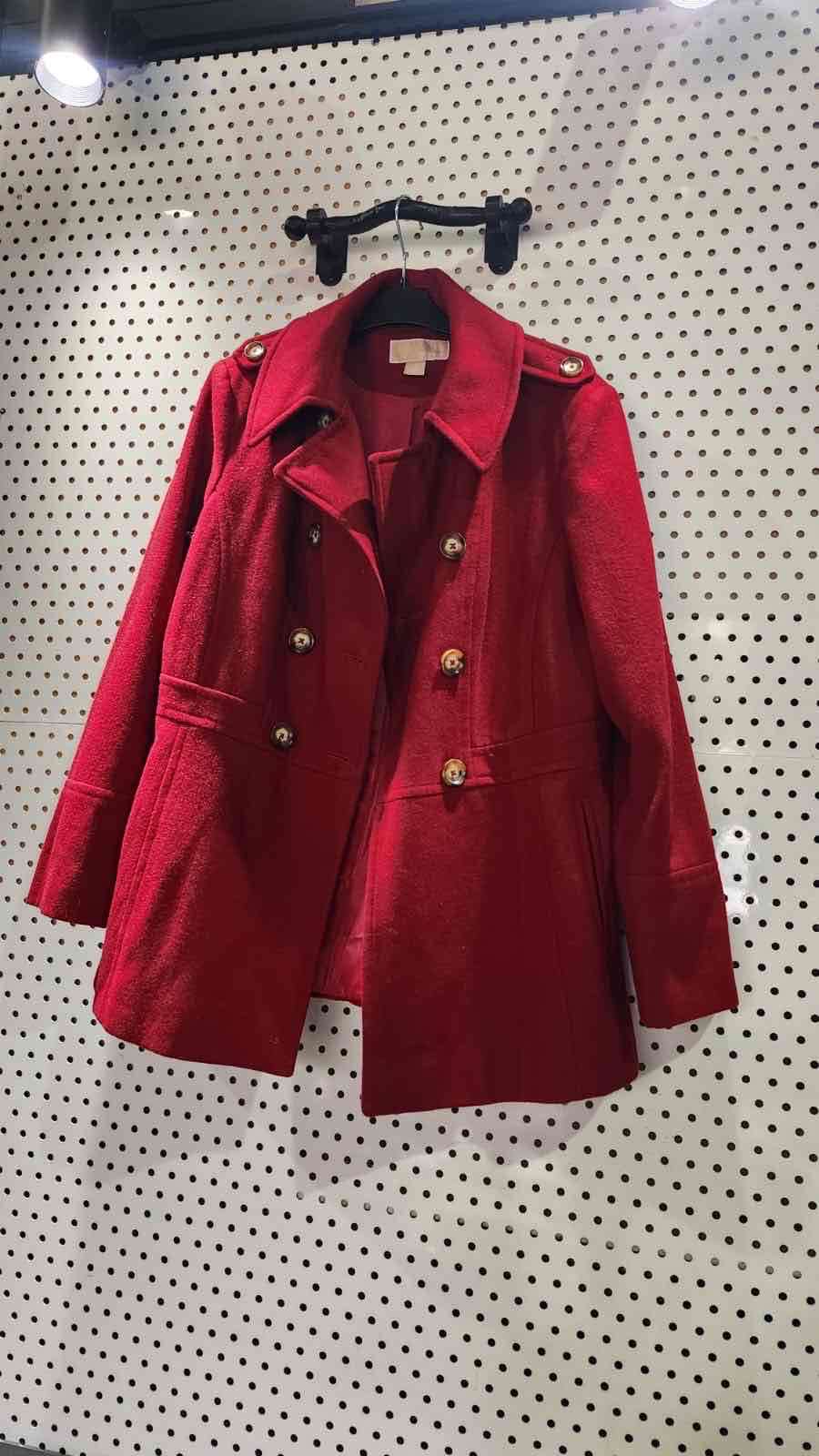 Abrigo rojo con botones dorados