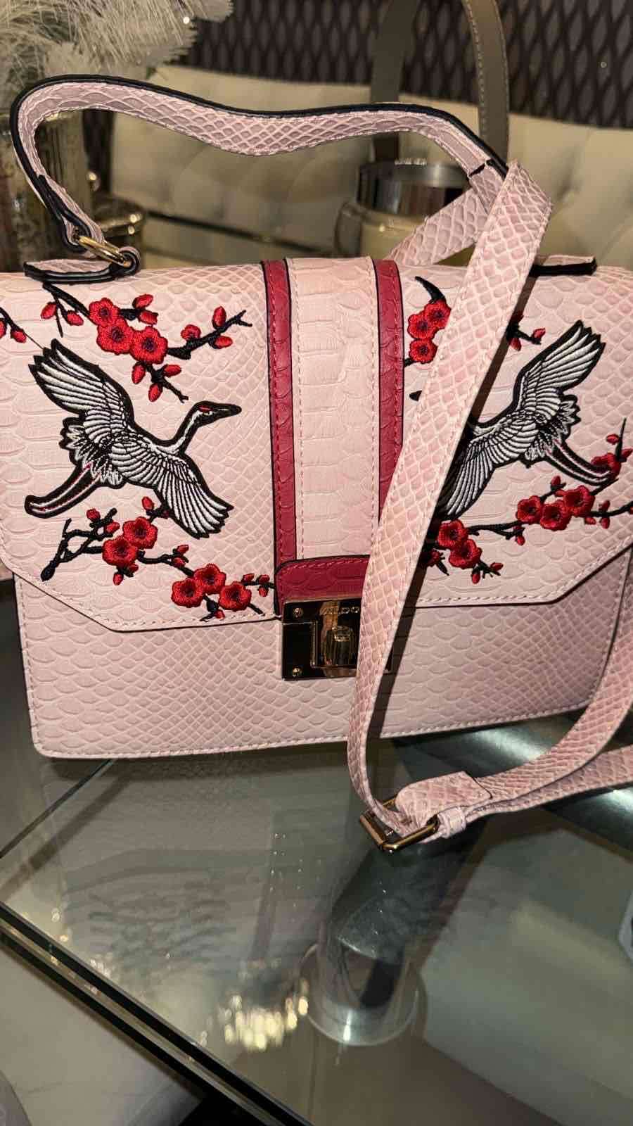 Cartera rosa con bordado de grullas
