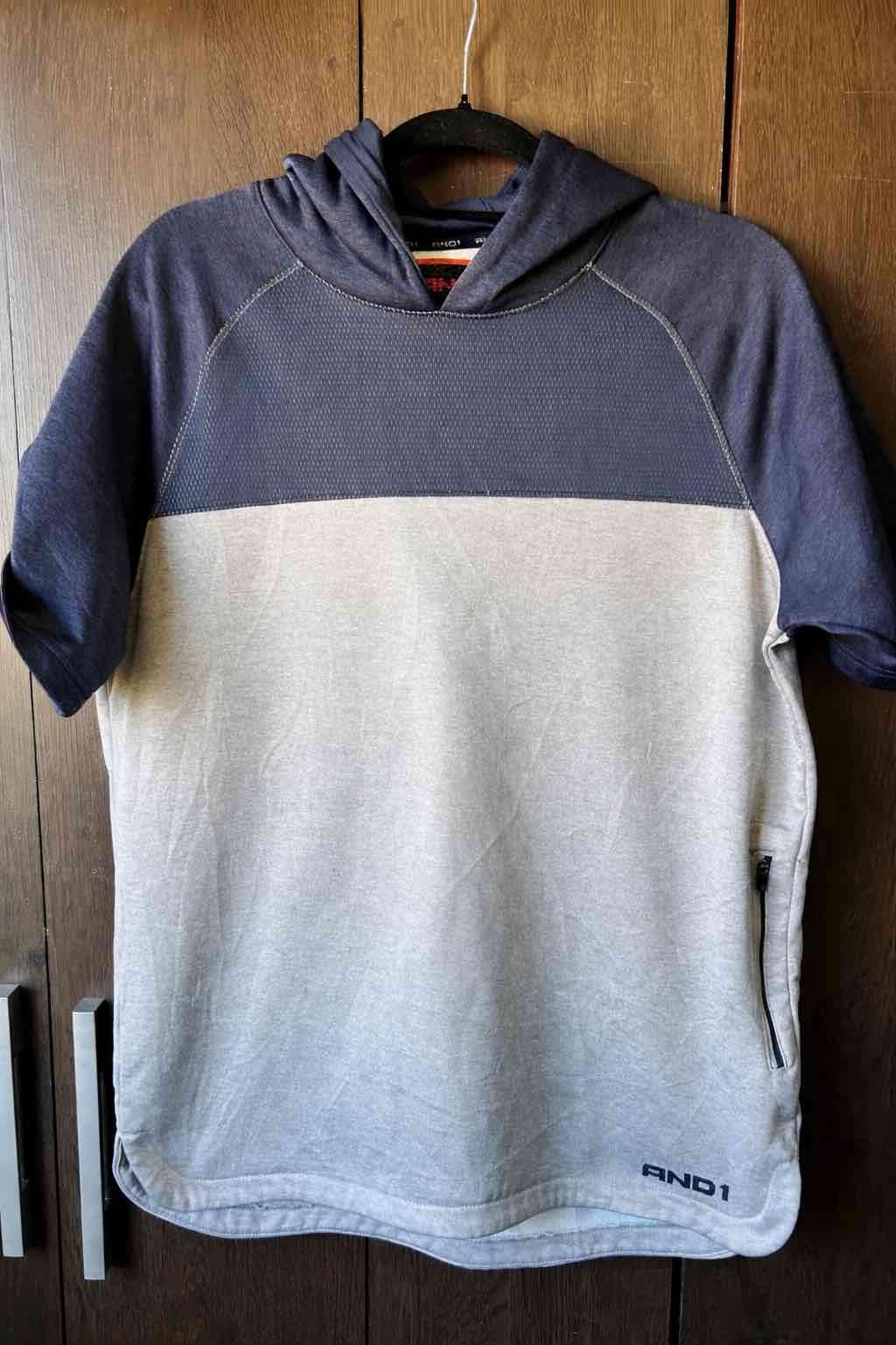 Polerón gris con capucha AND1