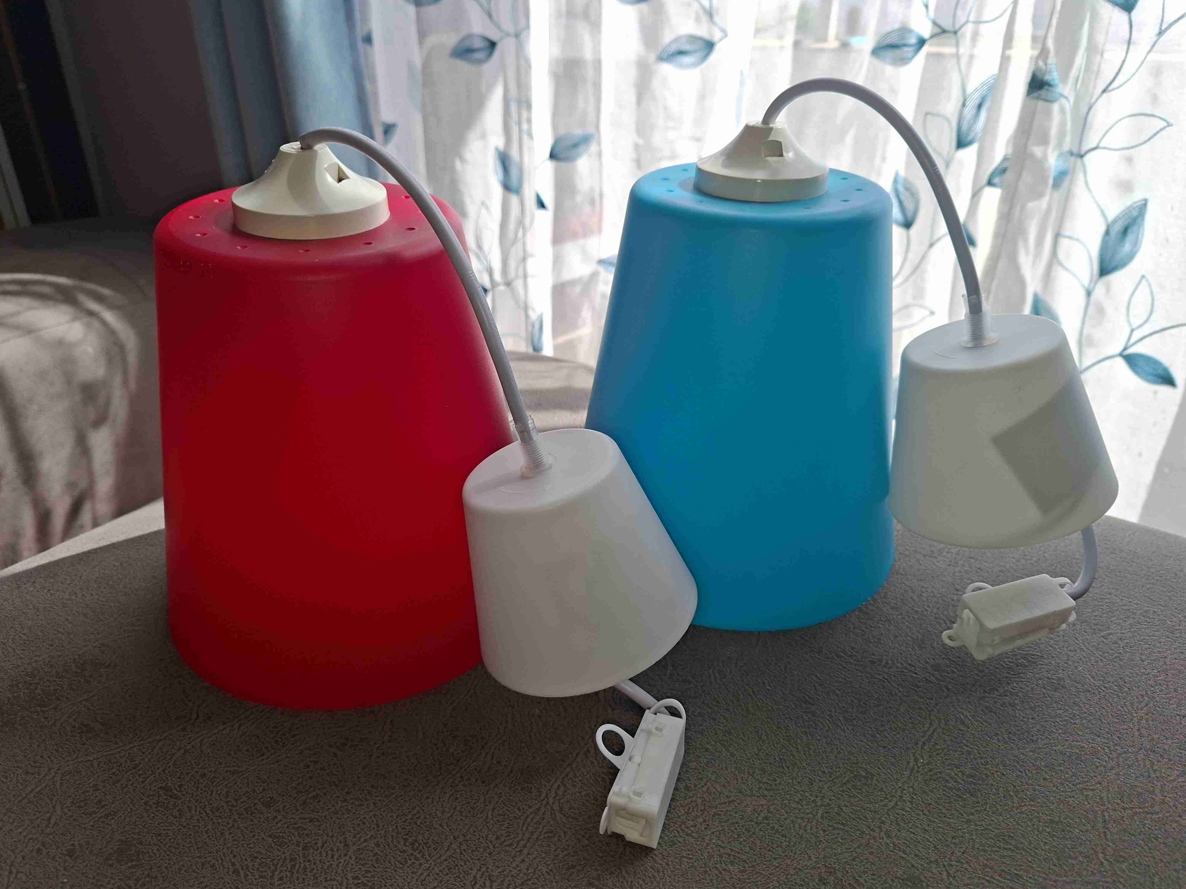 Lámparas colgantes roja y celeste