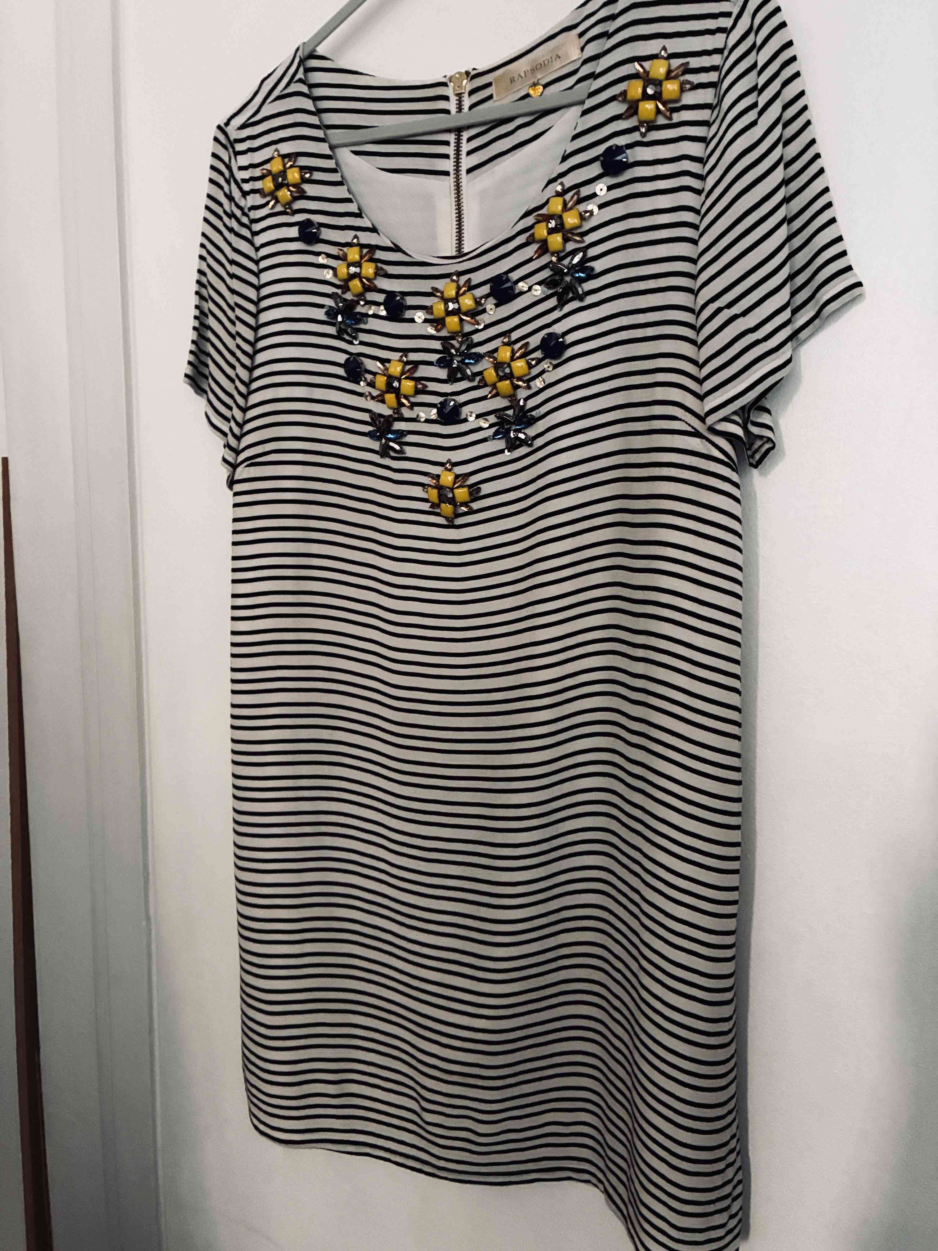 Polera rayada con aplicaciones