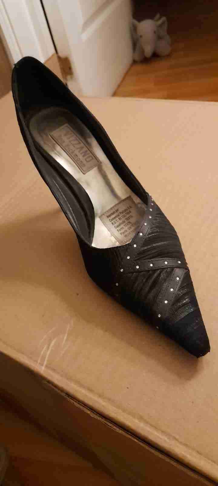 Zapatos de tacón negros elegantes - miniatura 2