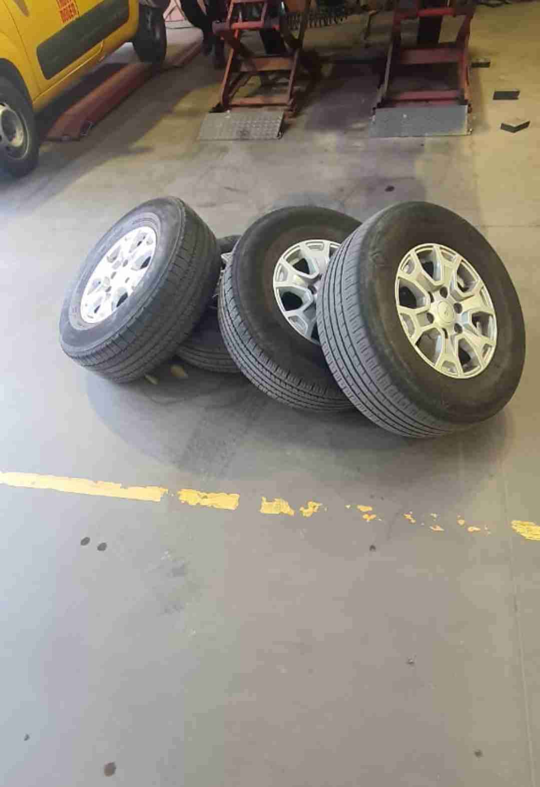 Juego de cuatro llantas usadas