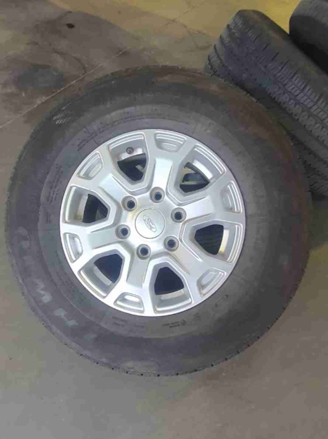 Juego de cuatro llantas usadas - miniatura 2