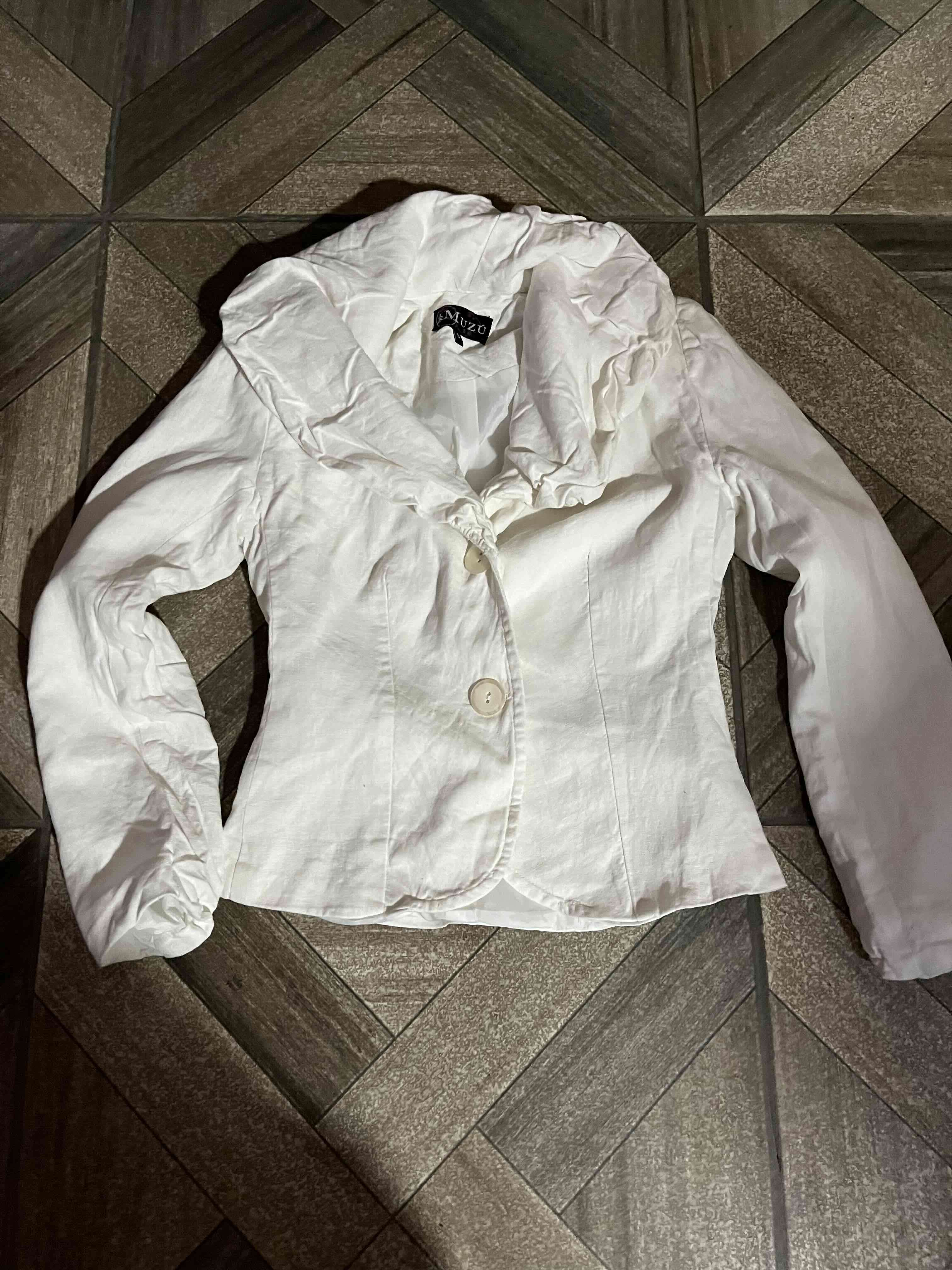 Blazer blanco con cuello fruncido