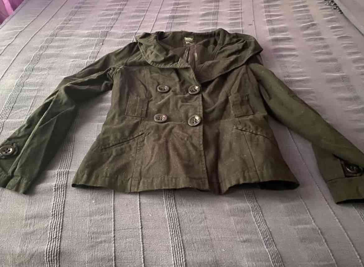 Abrigo negro con botones