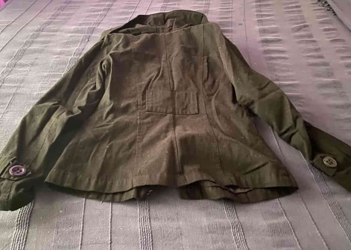 Abrigo negro con botones - miniatura 3