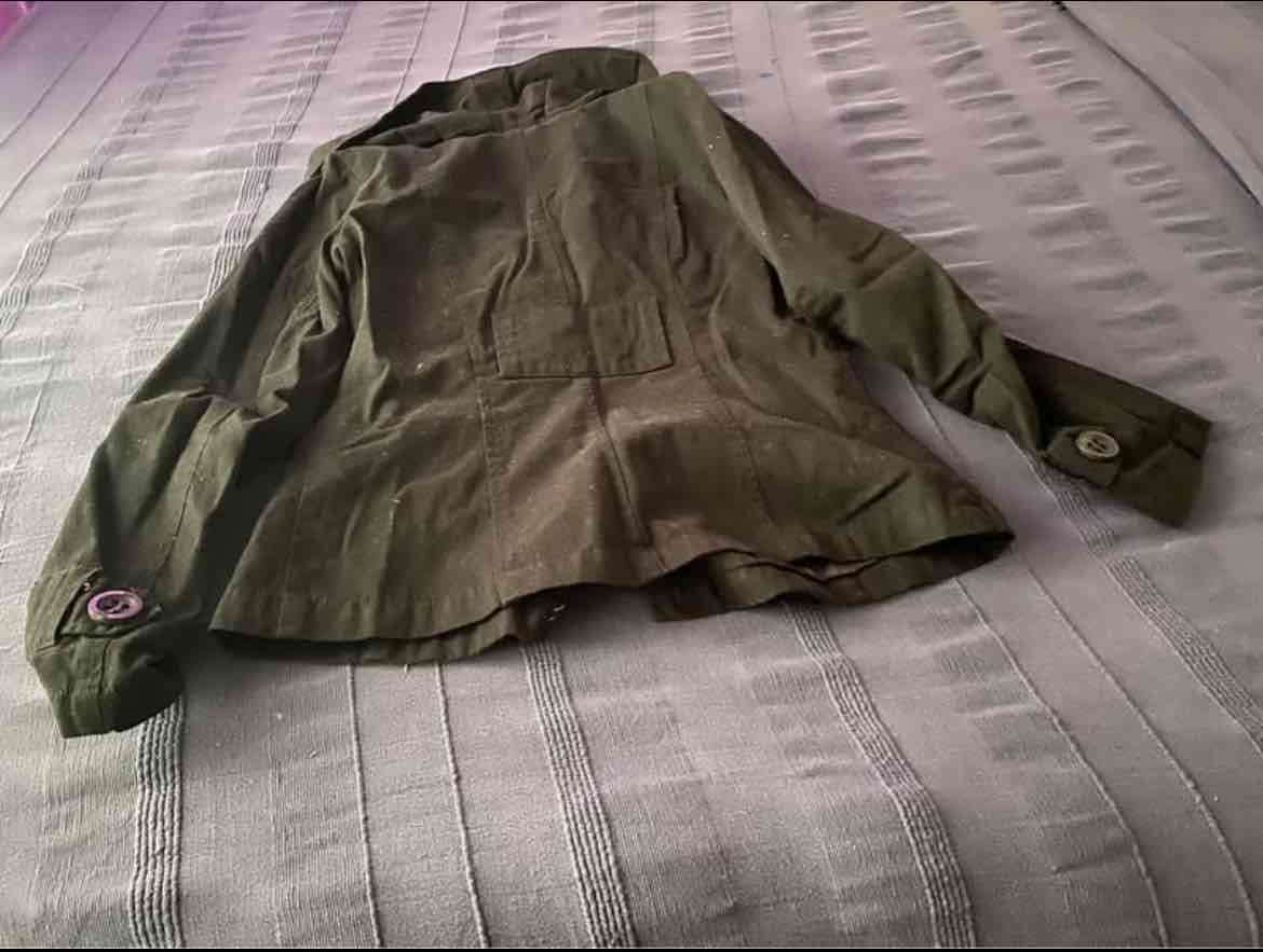 Abrigo negro con botones - miniatura 4