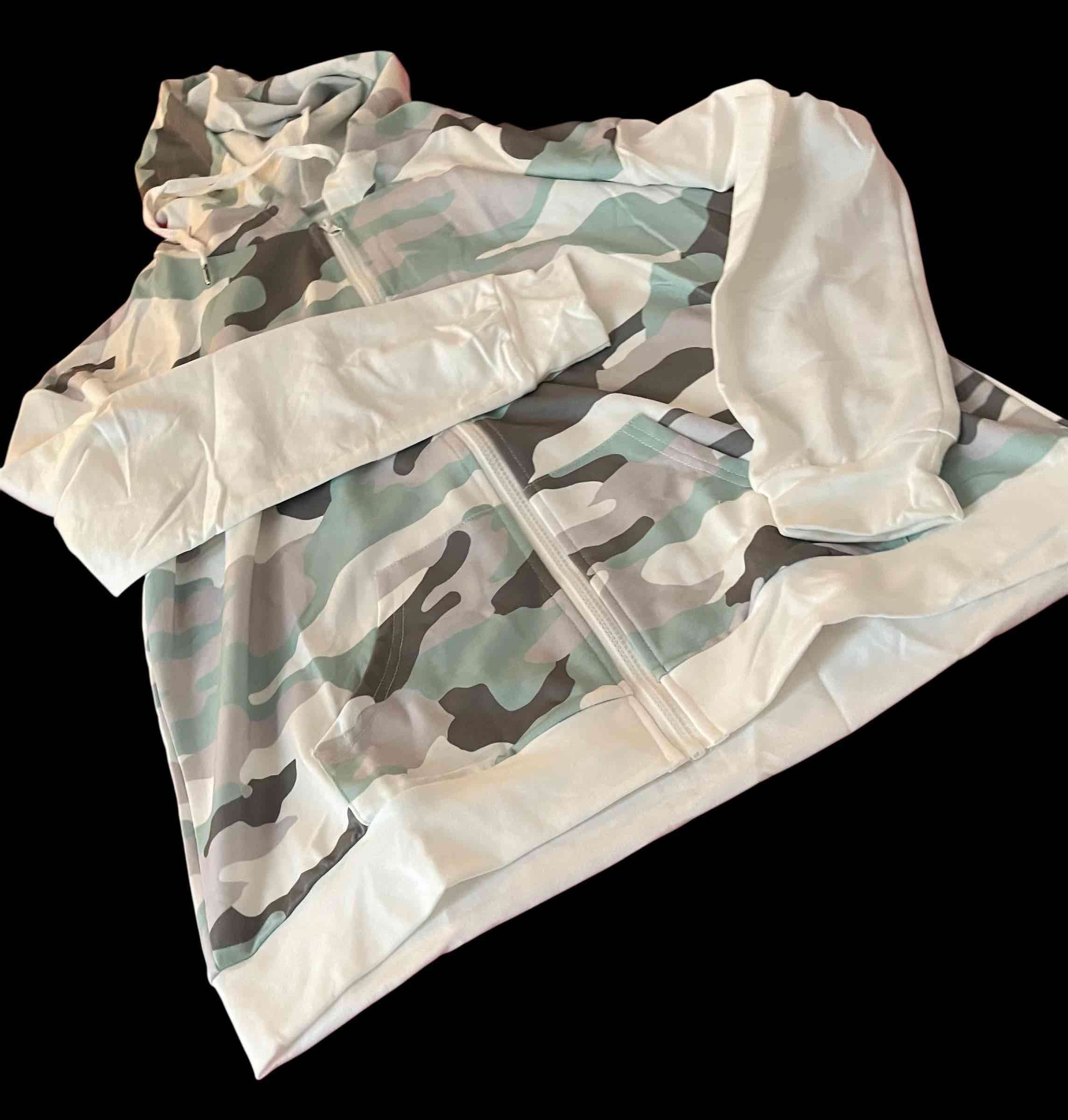 Polerón camuflado con capucha