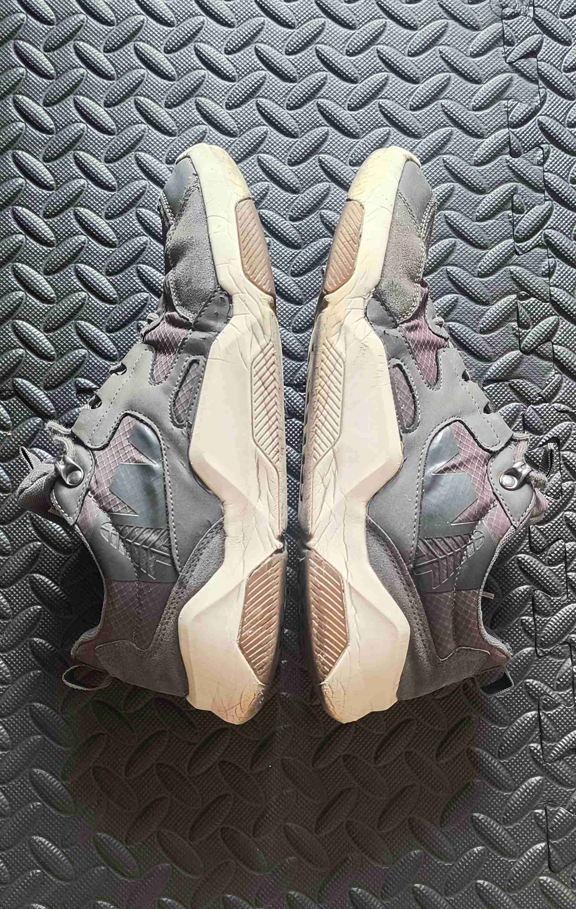 Zapatillas deportivas grises usadas