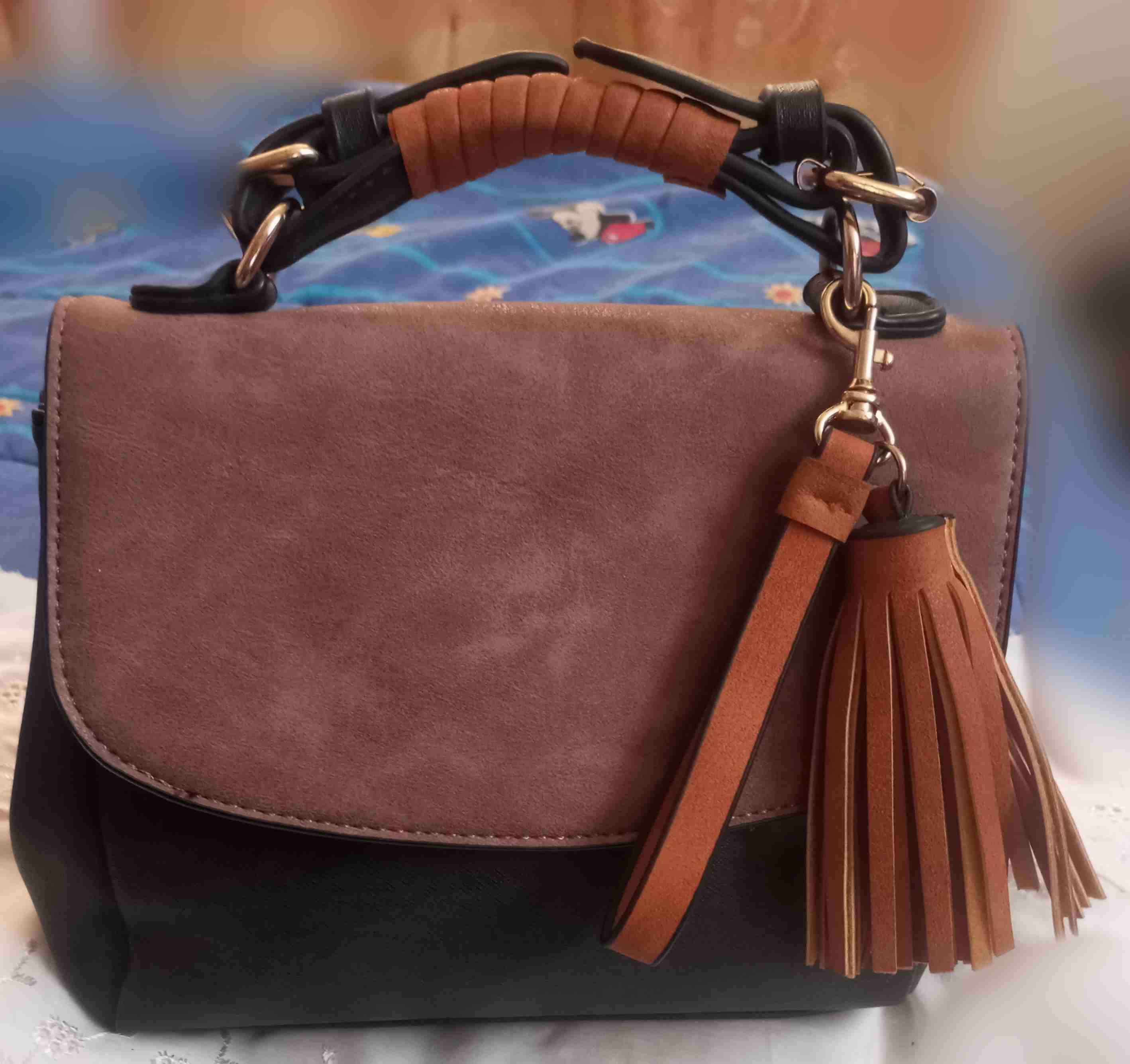 Cartera de mano marrón con borla